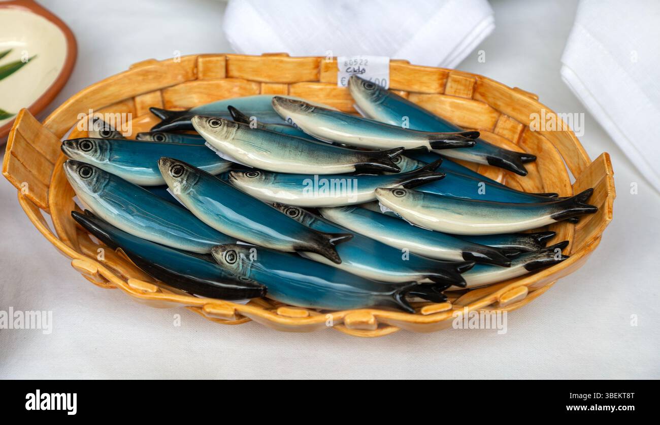 Bol de sardines de poisson en céramique poterie dans la boutique de cadeaux, ville de Guimaraes, nord du Portugal, Europe Banque D'Images