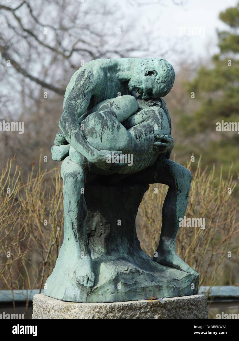 La sculpture de Gustav Vigeland, « L'homme embrassant une femme » (1905), reflète l'exploration par l'artiste des formes et des relations humaines. L’œuvre fait partie de la collection Thielska. Banque D'Images