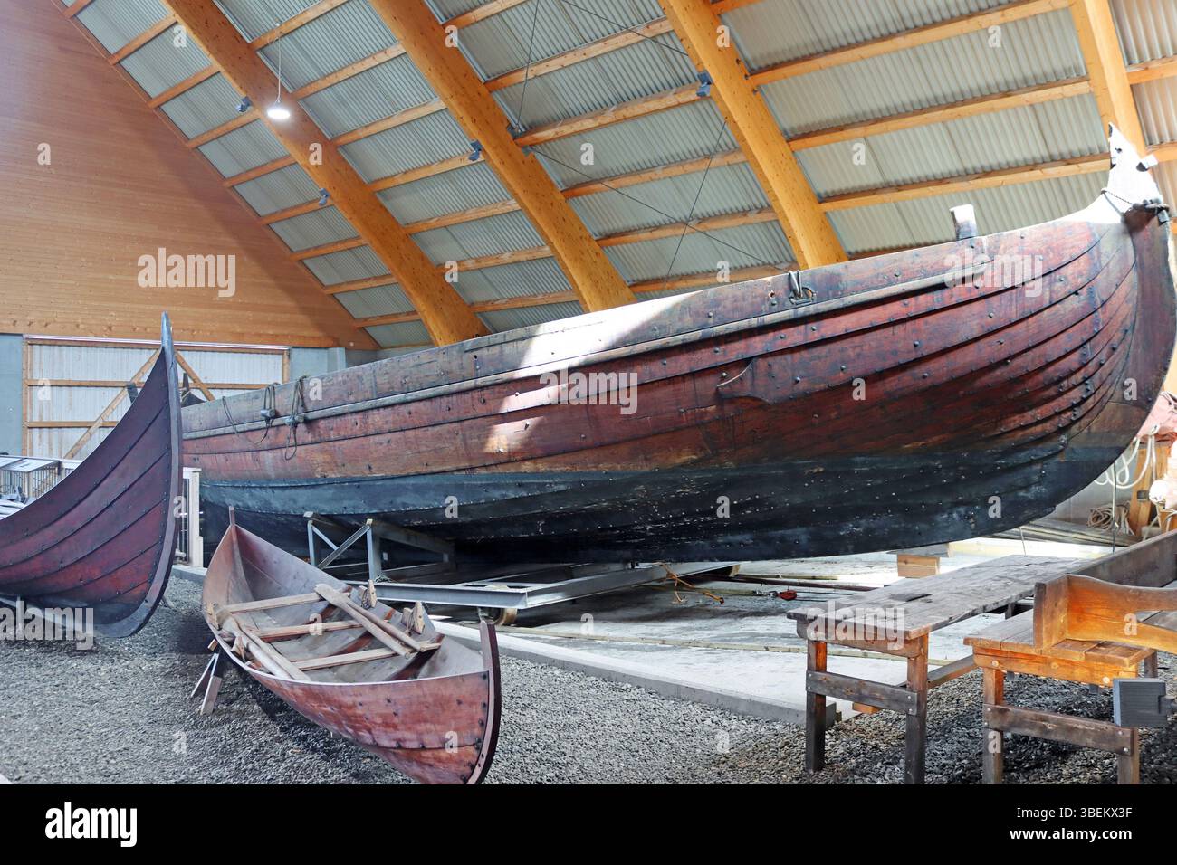 Alesund, Norvège - 01 août 2024 : vieux bateaux au musée Sunnmore. Sunnmore Museum est un musée en plein air avec 56 maisons anciennes avec des toits de gazon Banque D'Images Alesund, Norvège - 01 août 2024 : vieux bateaux au musée Sunnmore. Sunnmore Museum est un musée en plein air avec 56 maisons anciennes avec des toits de gazon Banque D'Images