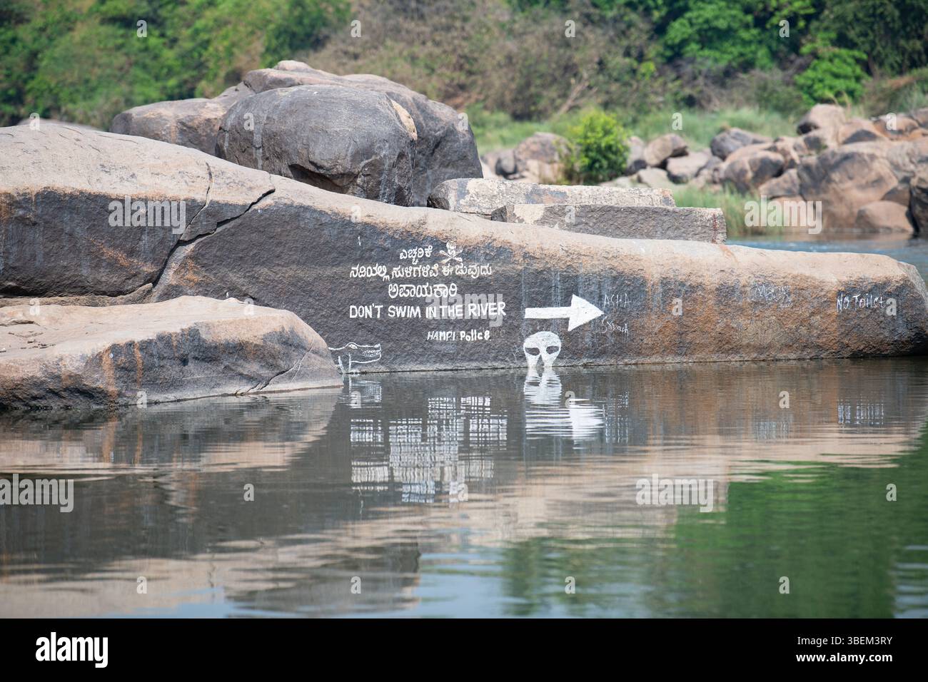 Panneau d'avertissement de crocodile à Tungabhadra River à Hampi, Karnataka en Inde, mise en garde contre les animaux dangereux dans l'eau, danger pour la vie Banque D'Images