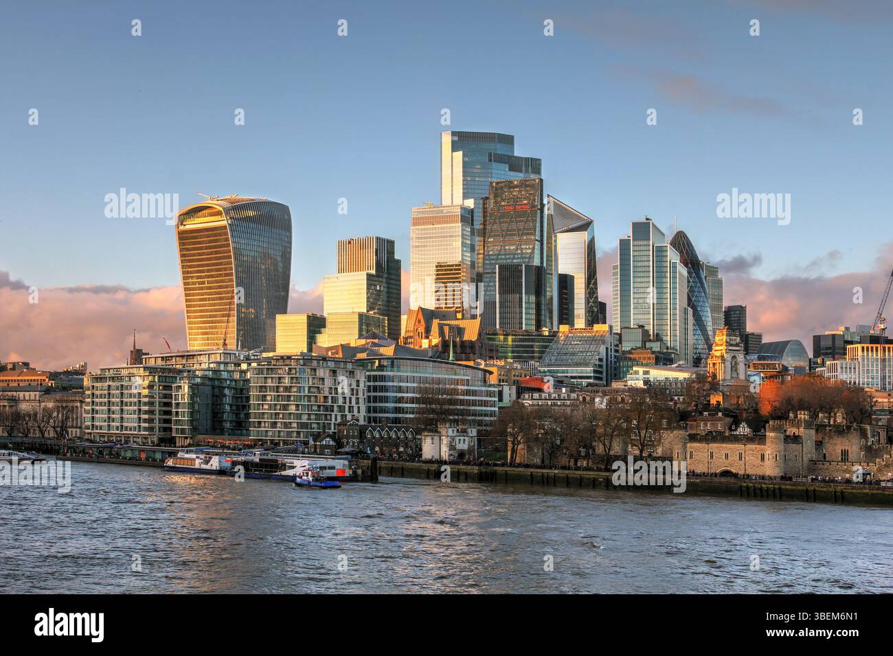 Ville de Londres (également connu sous le nom de quartier financier) de l'autre côté de la Tamise depuis Tower Bridge au coucher du soleil. Au cours des dernières années, quelques gratte-ciels ont été frénétiques Banque D'Images