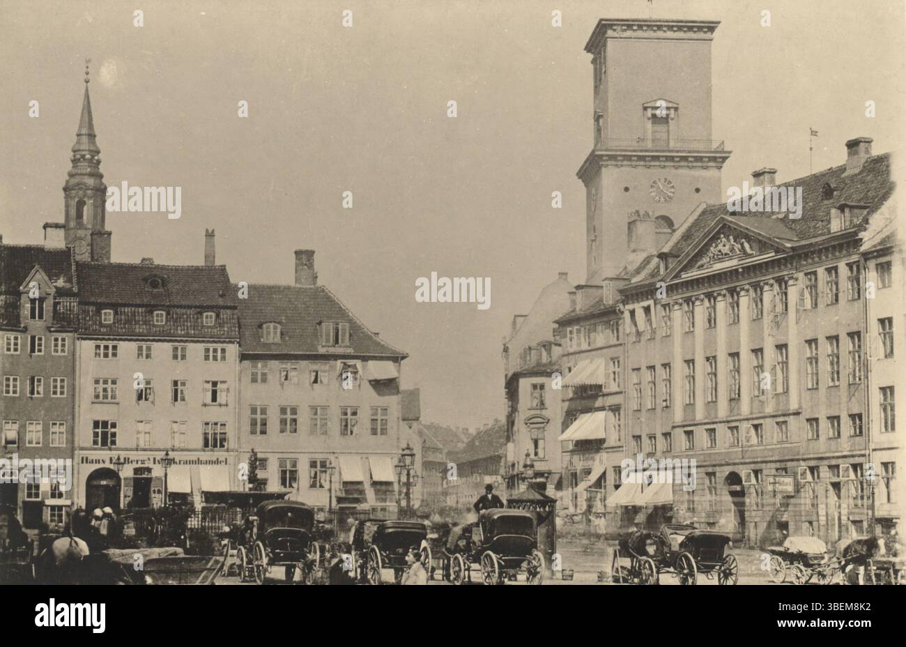 Cette image de 1865 environ représente Gammeltorv à Copenhague, vu vers Nørregade. Plusieurs calèches tirées par des chevaux sont visibles, avec des bâtiments notables tels que la quincaillerie de Hans FR Berg et la boutique de A. Stelling sur le côté gauche. La photographie montre également l'église Saint-Petri et l'église Vor Frue en arrière-plan. Le bâtiment monumental de droite a été démoli en 1898. Banque D'Images Cette image de 1865 environ représente Gammeltorv à Copenhague, vu vers Nørregade. Plusieurs calèches tirées par des chevaux sont visibles, avec des bâtiments notables tels que la quincaillerie de Hans FR Berg et la boutique de A. Stelling sur le côté gauche. La photographie montre également l'église Saint-Petri et l'église Vor Frue en arrière-plan. Le bâtiment monumental de droite a été démoli en 1898. Banque D'Images