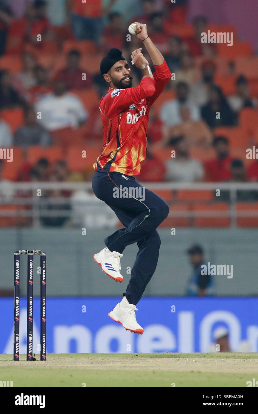 Chandigarh, Inde. 29 mai 2025. CHANDIGARH, INDE - MAI 29 : Harpreet Brar de Punjab Kings Bowls lors du match de qualification IPL 2025 entre Punjab Kings et Royal Challengers Bengaluru au New PCA Stadium le 29 mai 2025, à Chandigarh, en Inde. (Photo de Surjeet Yadav/MB Media) crédit : MB Media solutions/Alamy Live News Banque D'Images