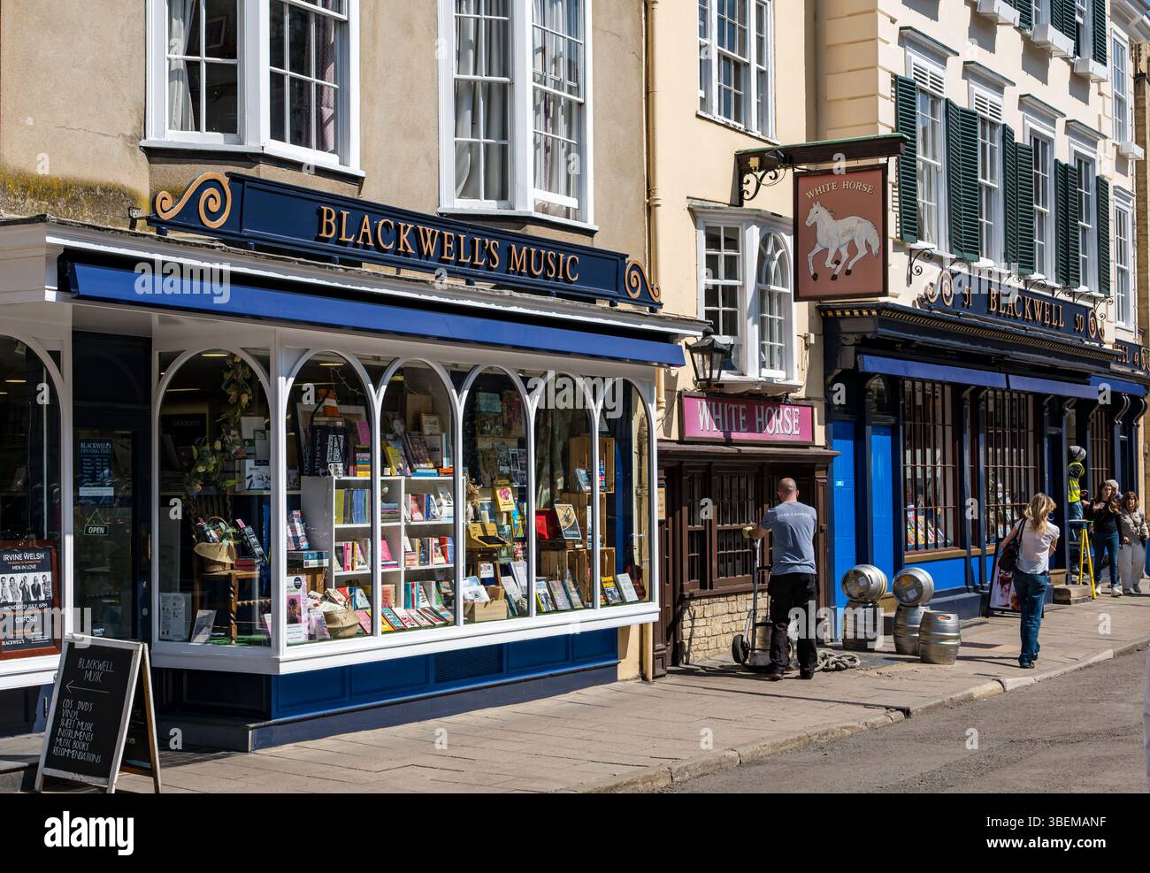 Extérieur de la librairie Blackwell's et pub White Horse, Broad Street, Oxford, Angleterre, Royaume-Uni Banque D'Images
