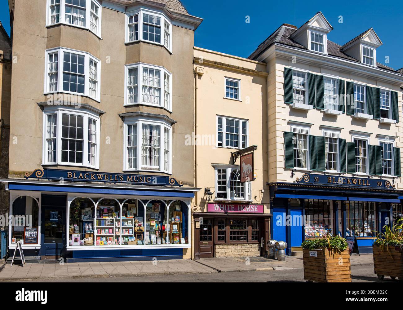 Extérieur de la librairie Blackwell's et pub White Horse, Broad Street, Oxford, Angleterre, Royaume-Uni Banque D'Images