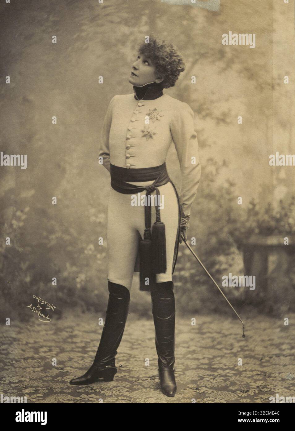 Cette photographie datant d'environ 1900 montre Sarah Bernhardt dépeignant le duc de Reichstadt, plus tard connu sous le nom de roi de Rome. Elle est vêtue d'un uniforme militaire et tient un fouet, soulignant son flair dramatique dans un portrait en pied d'aimé Dupont. Banque D'Images