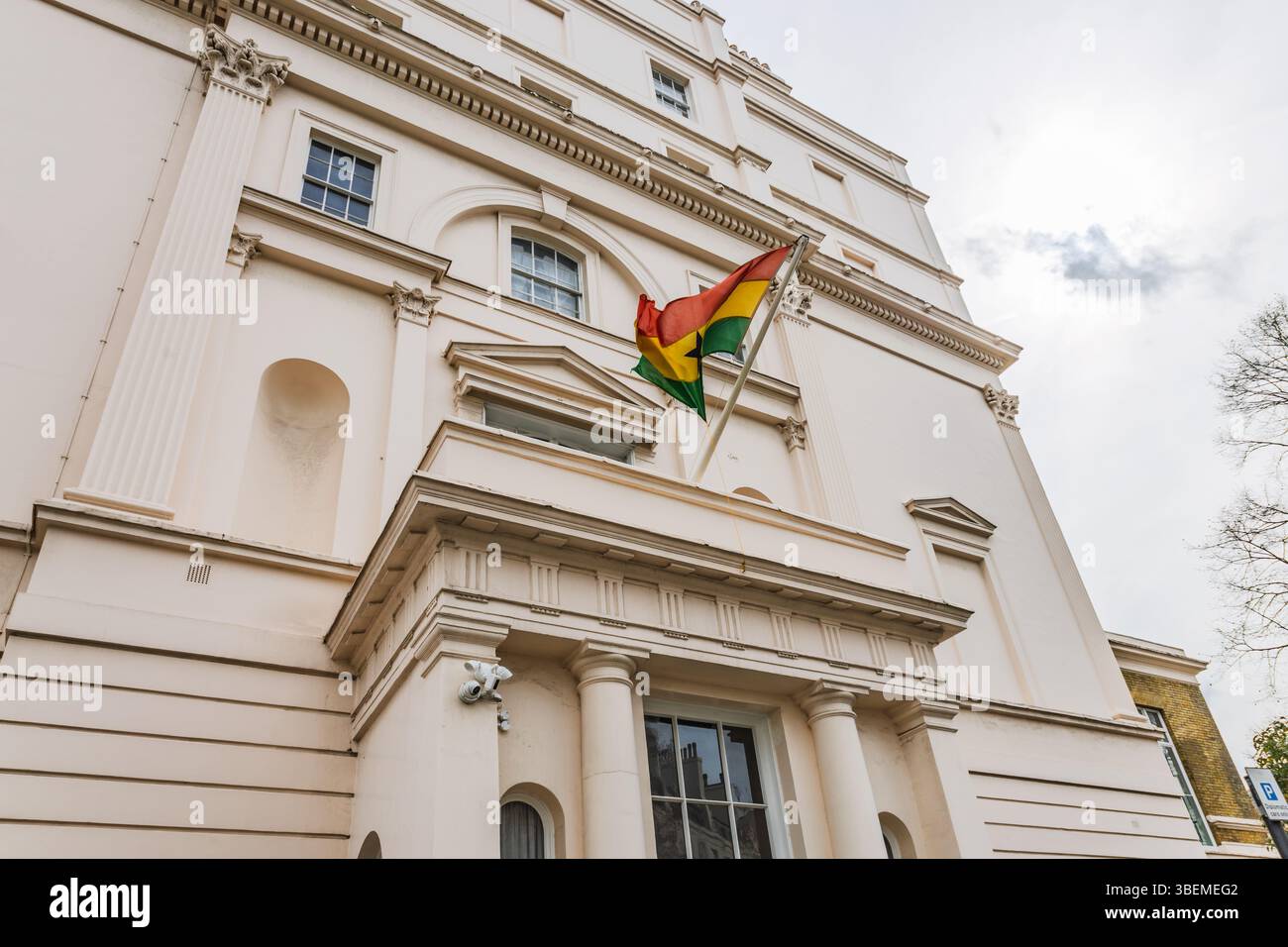 Bâtiment du Haut-commissariat du Ghana à Londres avec drapeau national. Londres, Royaume-Uni, 6 avril 2024 Banque D'Images