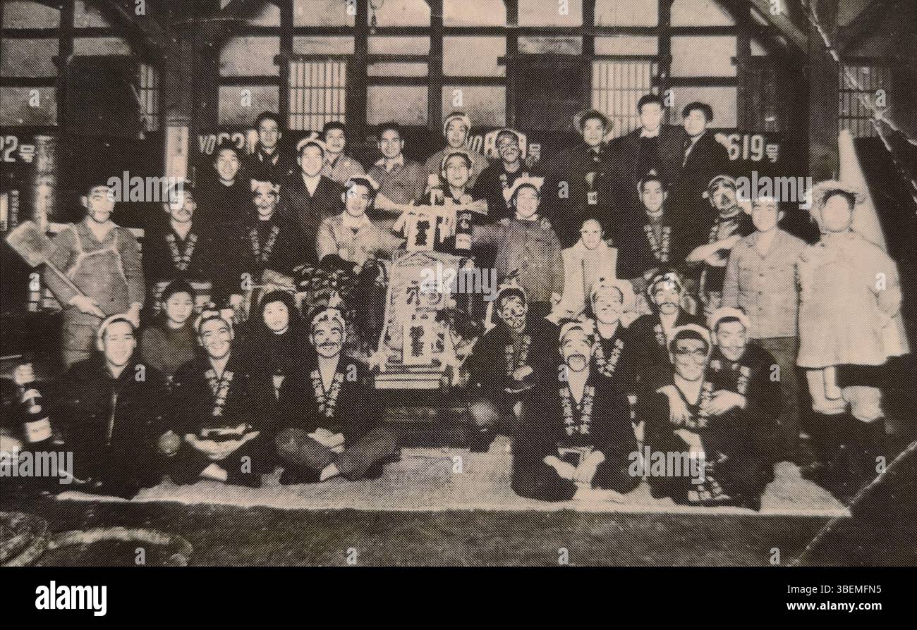 Cette photographie historique prise le 15 novembre 1950 capture une célébration de Setsubun chez le fabricant de saké Fukumitsuya dans la région d'Ukawa. L'événement reflète les traditions japonaises entourant le festival Setsubun. Banque D'Images