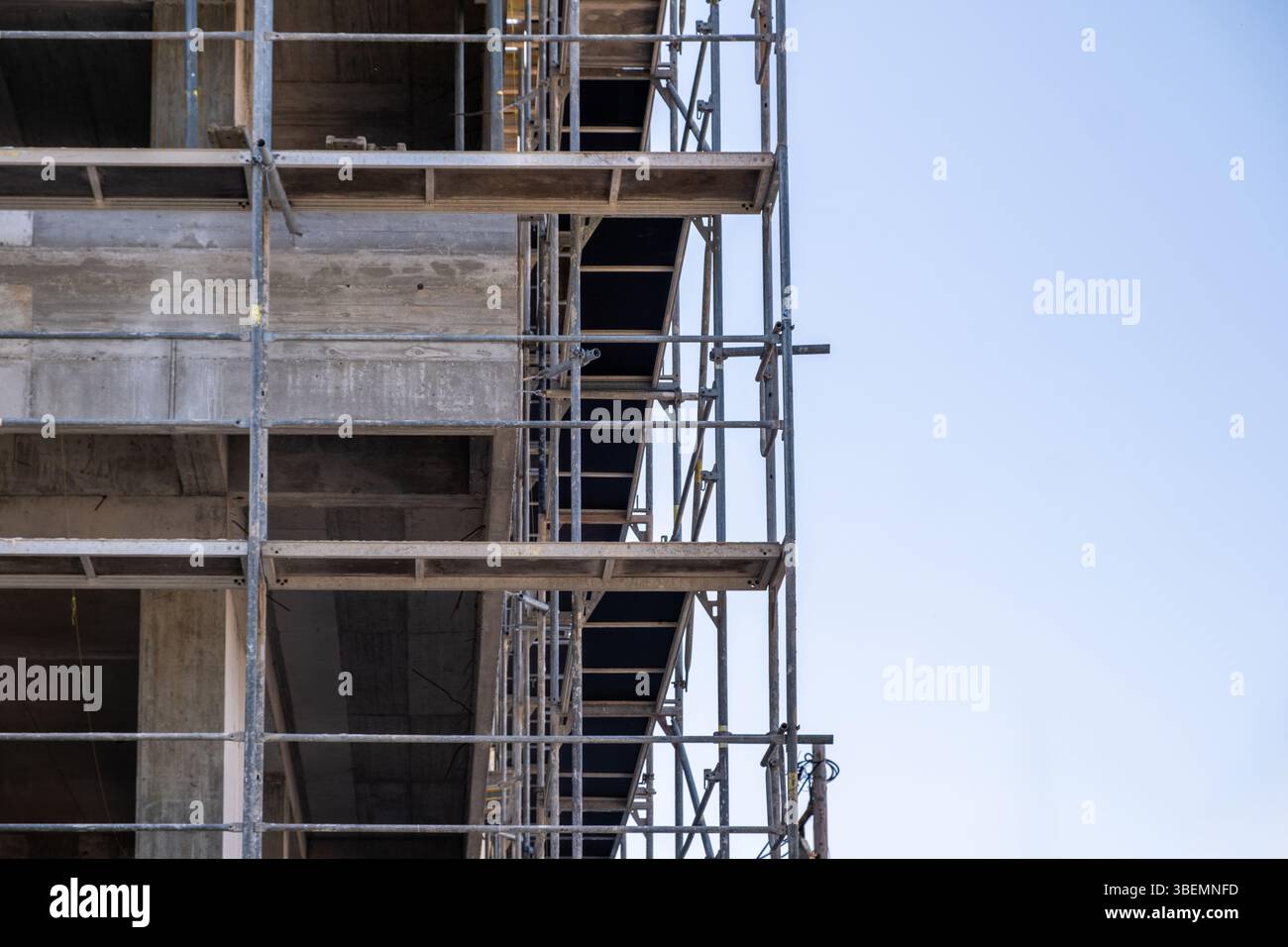 Construction de bâtiment, système d'échafaudage, projet de construction, ciel bleu Banque D'Images