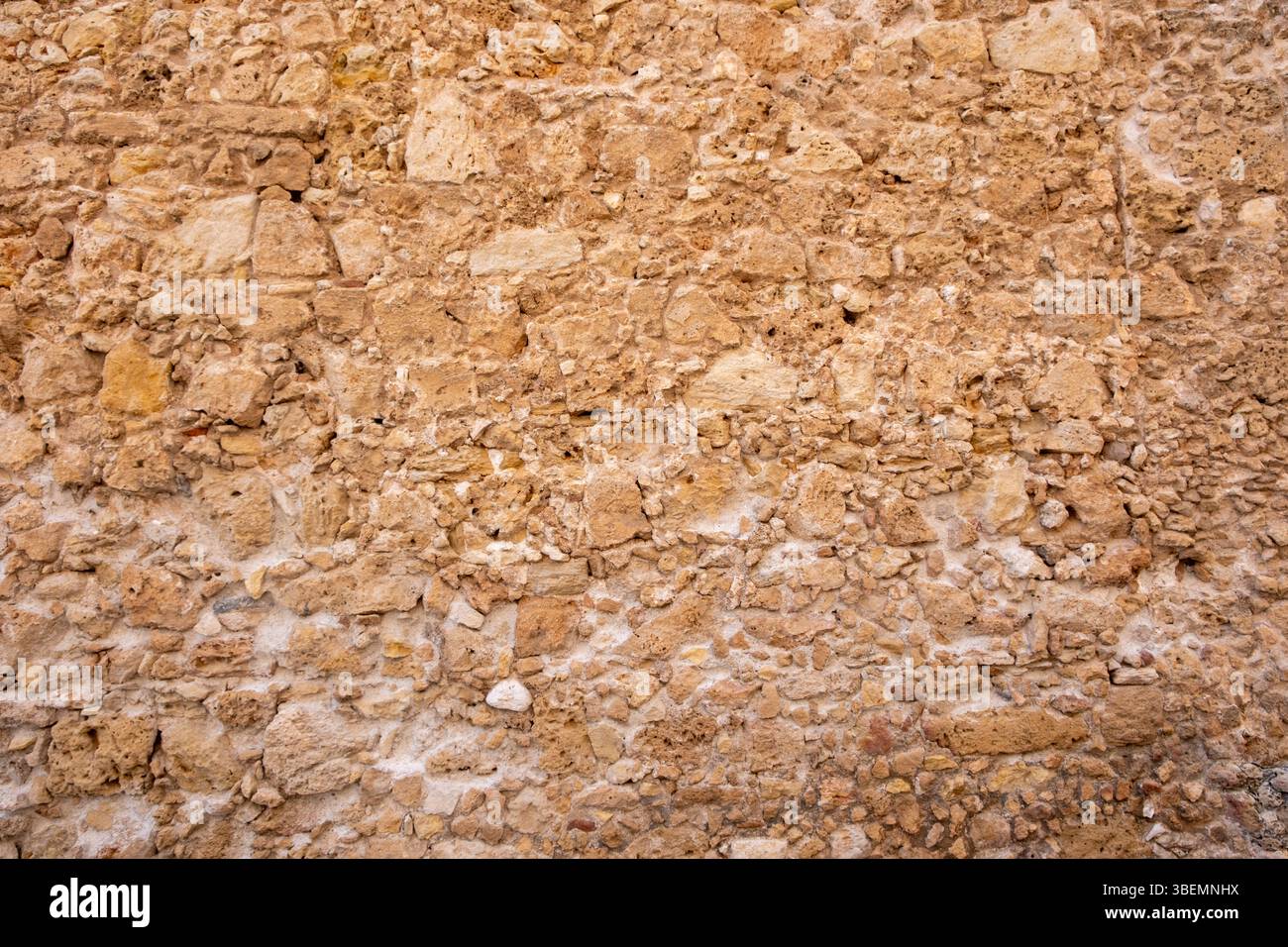 Texture de fond de mur de pierre. Roches de forme irrégulière de couleur brune naturelle et toile de fond de mortier Banque D'Images
