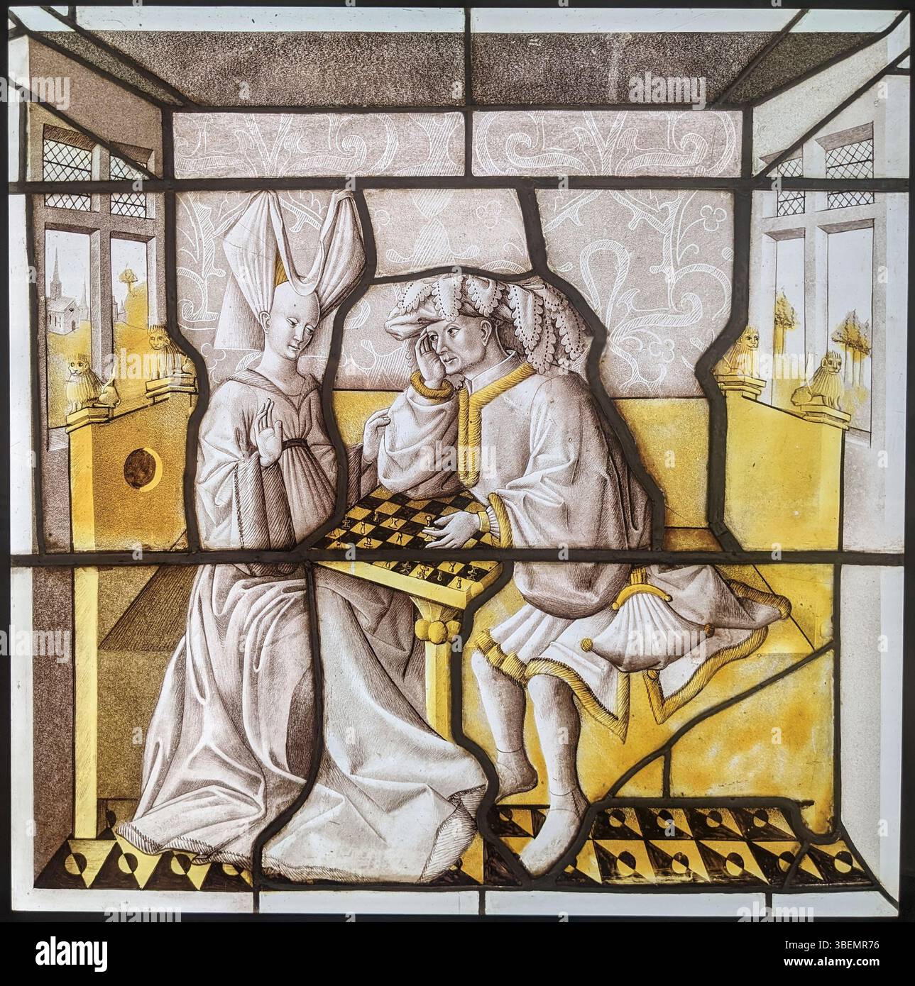 'Les joueurs d'échecs' est une œuvre en vitrail conservée au musée de Cluny, créée entre 1425 et 1450. La pièce représente deux individus engagés dans une partie d'échecs, mettant en valeur la fascination médiévale pour la stratégie et les activités intellectuelles. Sa valeur historique réside dans son artisanat détaillé et sa représentation de la vie sociale au moyen âge. Banque D'Images