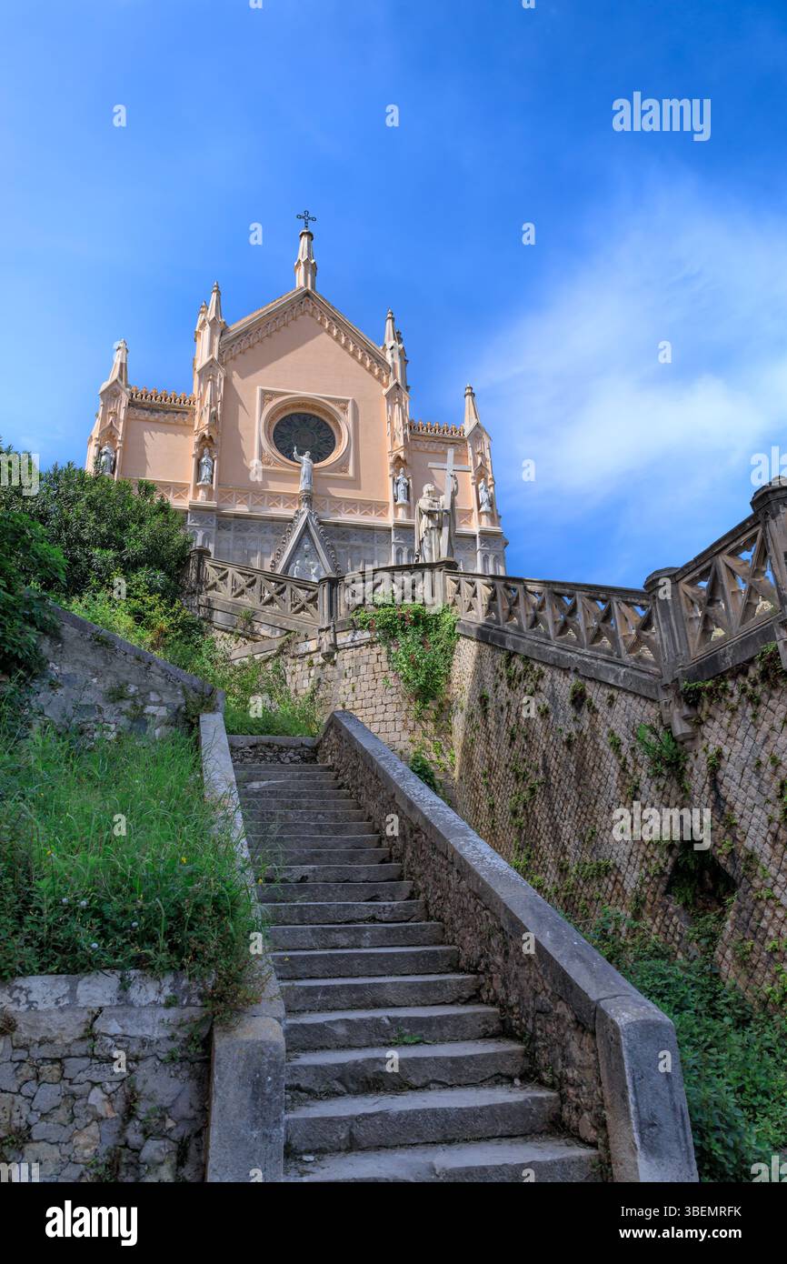Gaeta paysage urbain dans le Latium, Italie : aperçu de la façade de l'église Saint François ( ou le Tempio di San Francesco). Banque D'Images