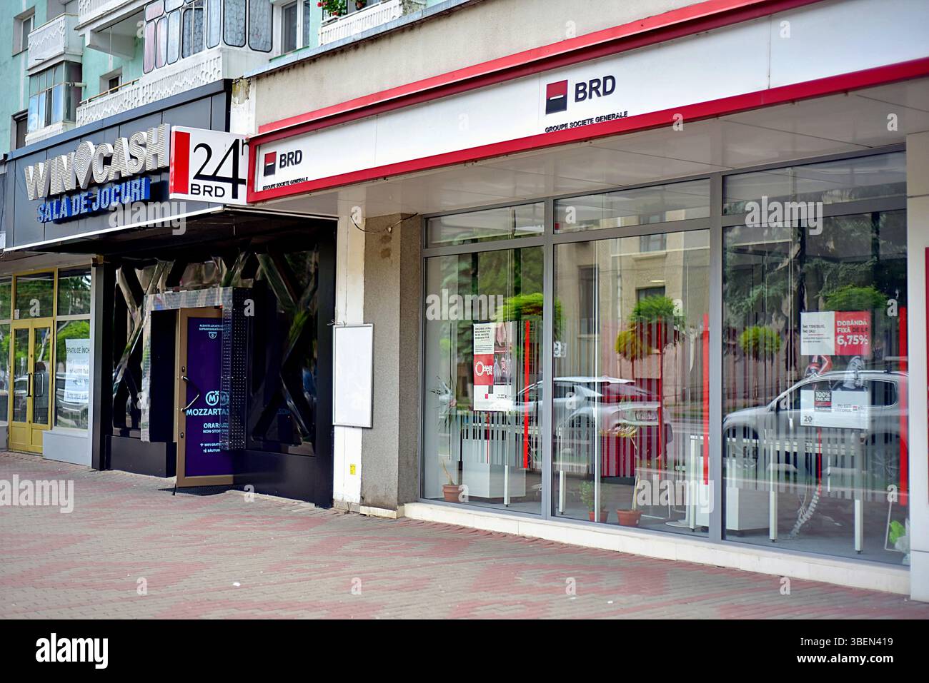 Symbole d'une société pauvre - casino à côté d'une banque, à Roman, Roumanie Banque D'Images