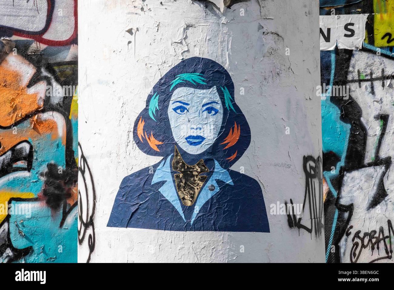 Paris Street art : une affiche découpée en pâte de blé par FKDL (Frank Duval) sur la place Igor Stravinsky, quartier du Marais à Paris, France Banque D'Images