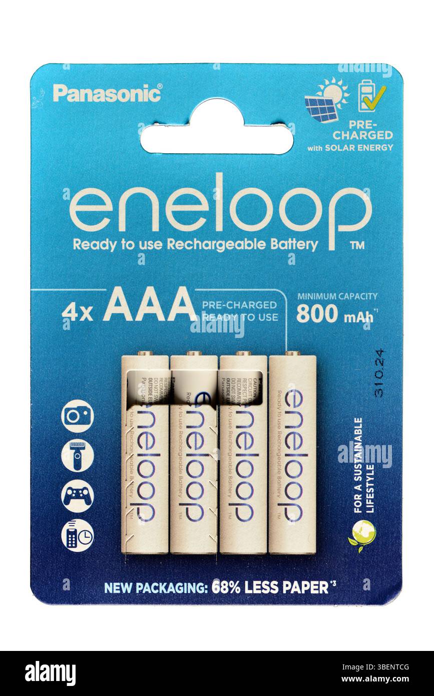 Emballage de piles rechargeables Panasonic Eneloop AAA, préchargées à l'énergie solaire pour une solution d'alimentation plus durable Banque D'Images