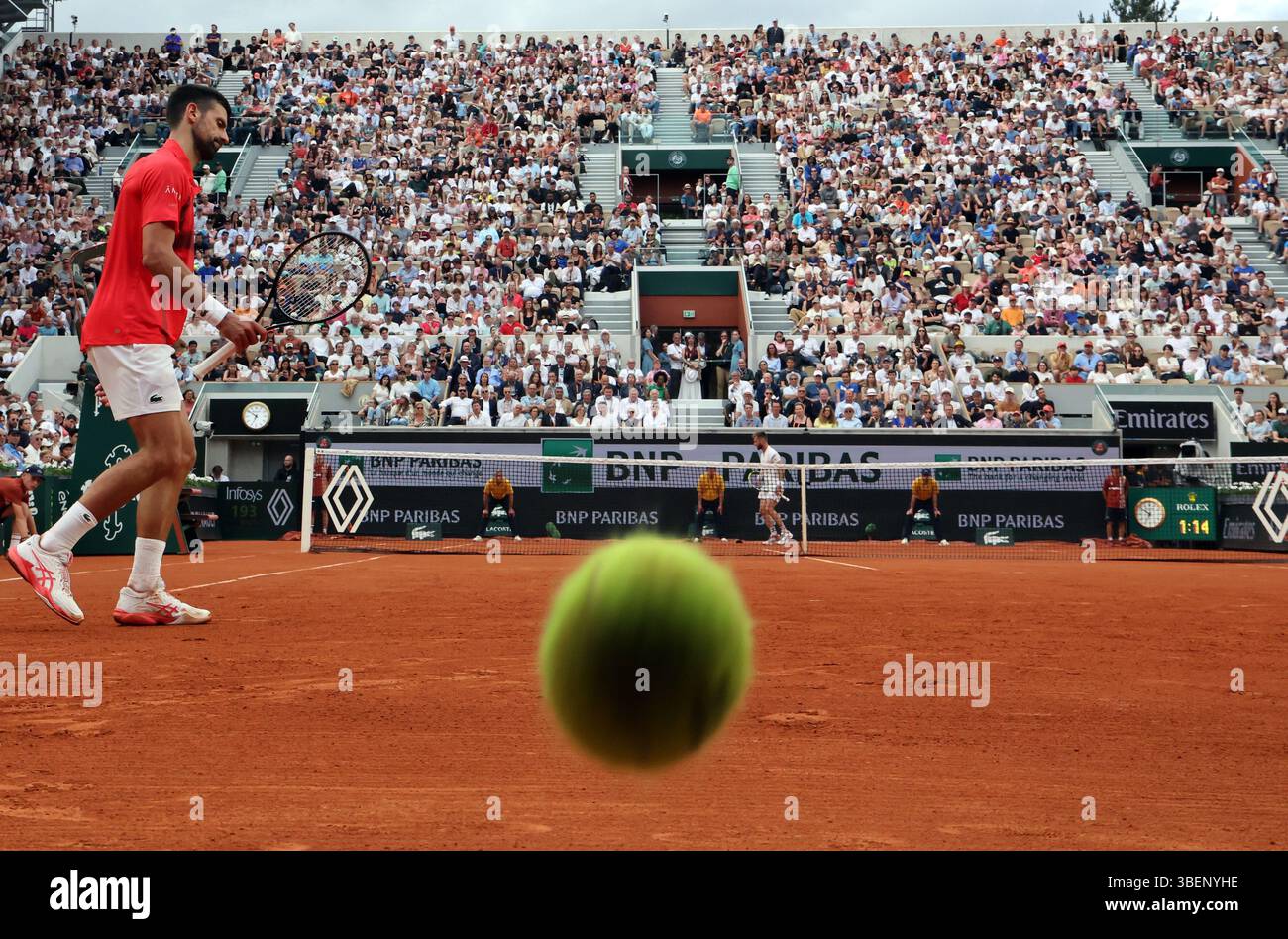 Paris, France. 29 mai 2025. Le tchèque Novak Djokovic affronte le français Corentin Moutet lors de son match de deuxième tour de l’Open de France de Tennis à Roland Garros à Paris, le jeudi 29 mai 2025. Djokovic a gagné 6-3, 6-2, 7-6. Photo de Maya Vidon-White/UPI crédit : UPI/Alamy Live News Banque D'Images