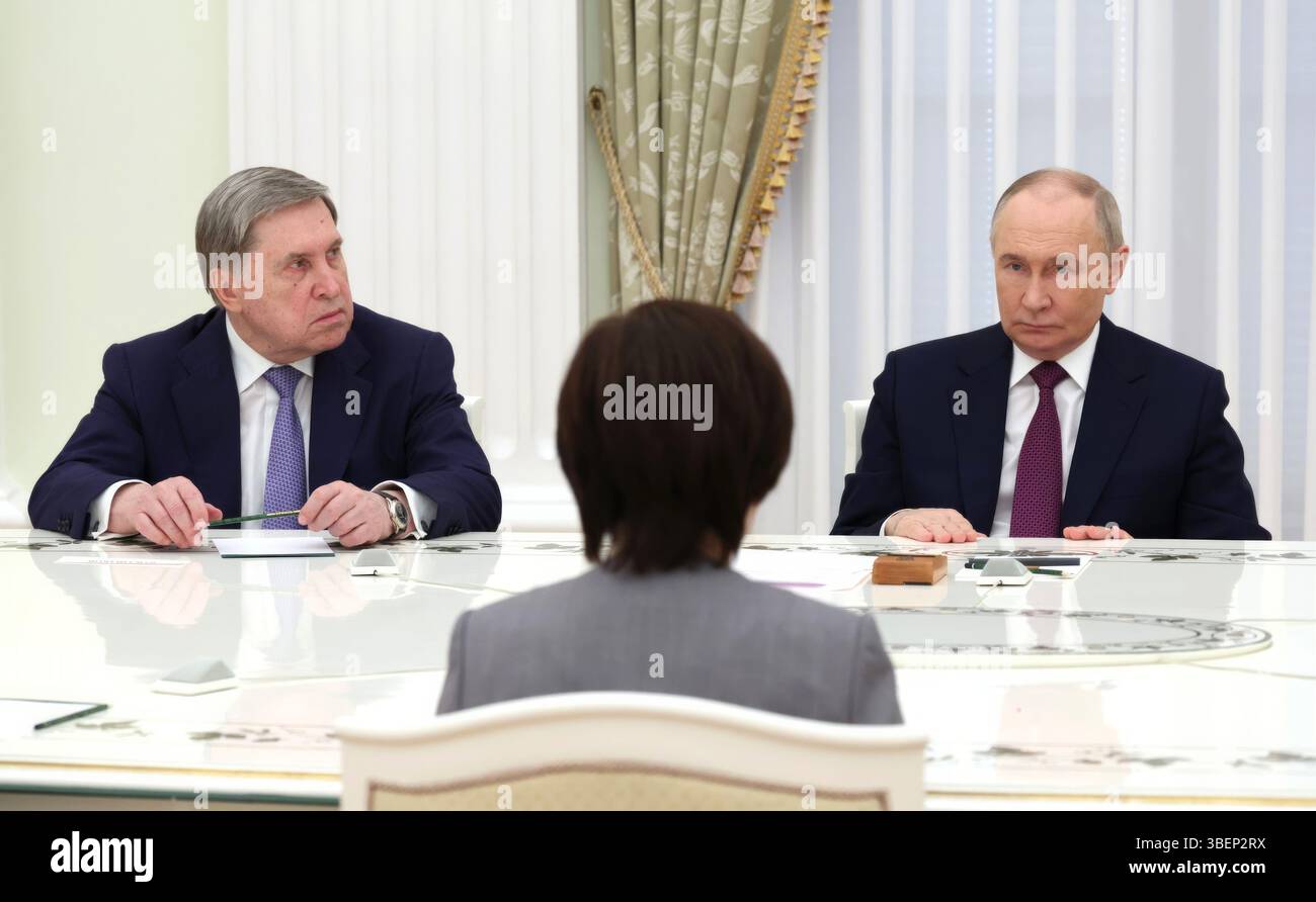 Moscou, Russie. 29 mai 2025. Le président russe Vladimir Poutine, à droite, et l’aide présidentielle Youri Ushakov, à gauche, écoutent Akie Abe, à gauche, la veuve de l’ancien premier ministre japonais Shinzo Abe, au centre, lors d’une réunion au Kremlin, le 29 mai 2025 à Moscou, en Russie. Crédit : Vyacheslav Prokofyev/Kremlin Pool/Alamy Live News Banque D'Images