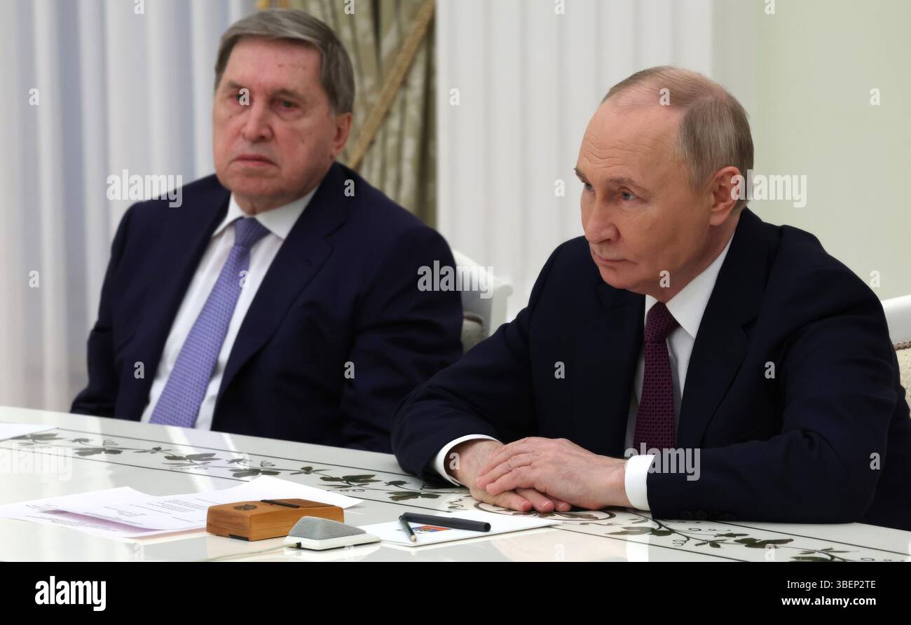 Moscou, Russie. 29 mai 2025. Le président russe Vladimir Poutine, à droite, et l’aide présidentielle Youri Ushakov, à gauche, écoutent Akie Abe, la veuve de l’ancien premier ministre japonais Shinzo Abe, lors d’une réunion au Kremlin, le 29 mai 2025 à Moscou, en Russie. Crédit : Vyacheslav Prokofyev/Kremlin Pool/Alamy Live News Banque D'Images