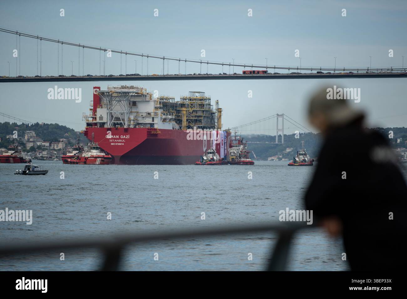 Istanbul, Turquie. 29 mai 2025. Vue générale d'un bateau traversant le Bosphore sur la côte d'Uskudar. Le navire Osman Gazi, la première unité flottante de production (FPU) de Turquie, traverse le Bosphore pour marquer le 572e anniversaire de la conquête d'Istanbul. Crédit : SOPA images Limited/Alamy Live News Banque D'Images