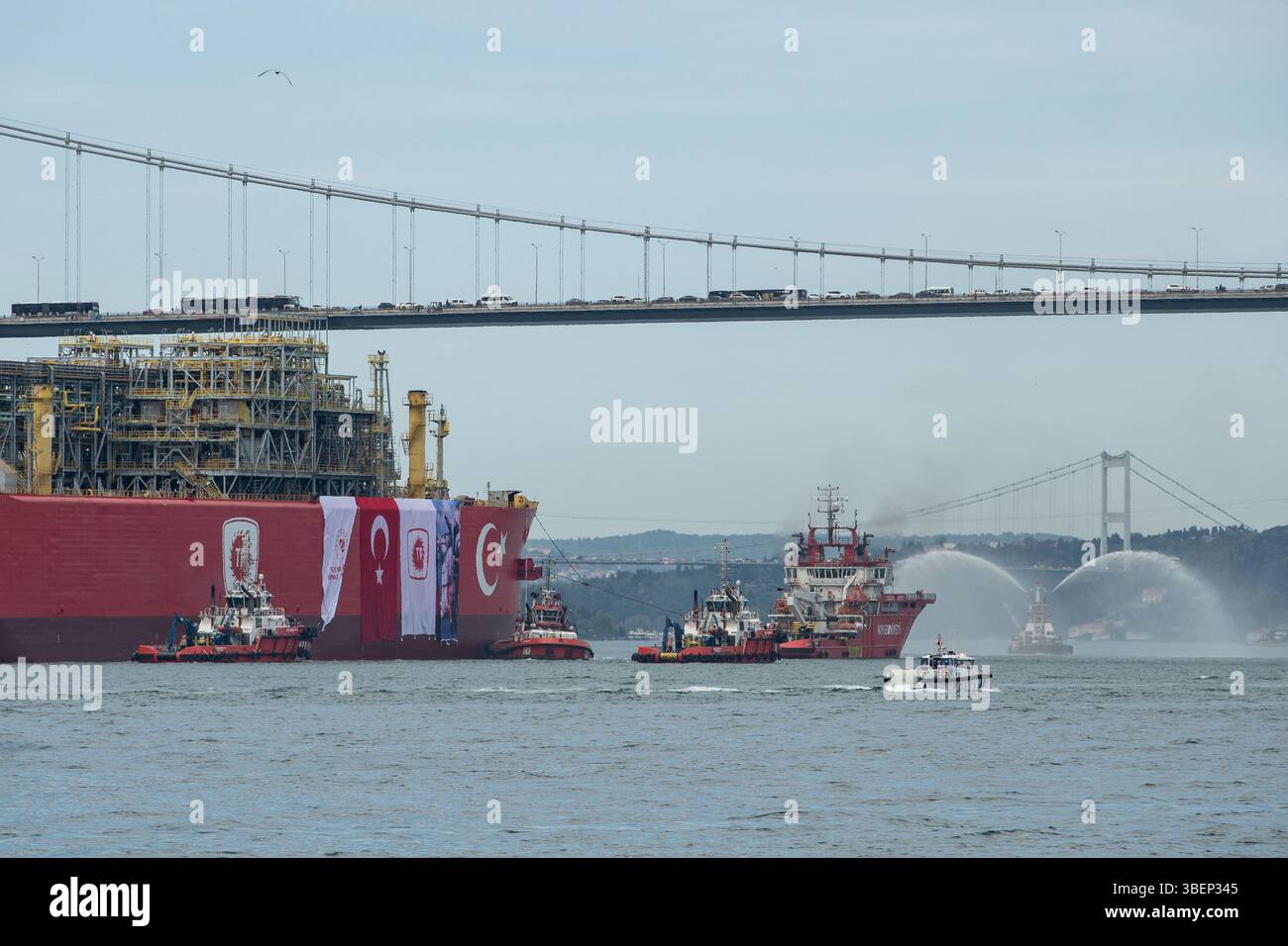 Istanbul, Turquie. 29 mai 2025. Vue générale d'un bateau traversant le Bosphore sur la côte d'Uskudar. Le navire Osman Gazi, la première unité flottante de production (FPU) de Turquie, traverse le Bosphore pour marquer le 572e anniversaire de la conquête d'Istanbul. Crédit : SOPA images Limited/Alamy Live News Banque D'Images