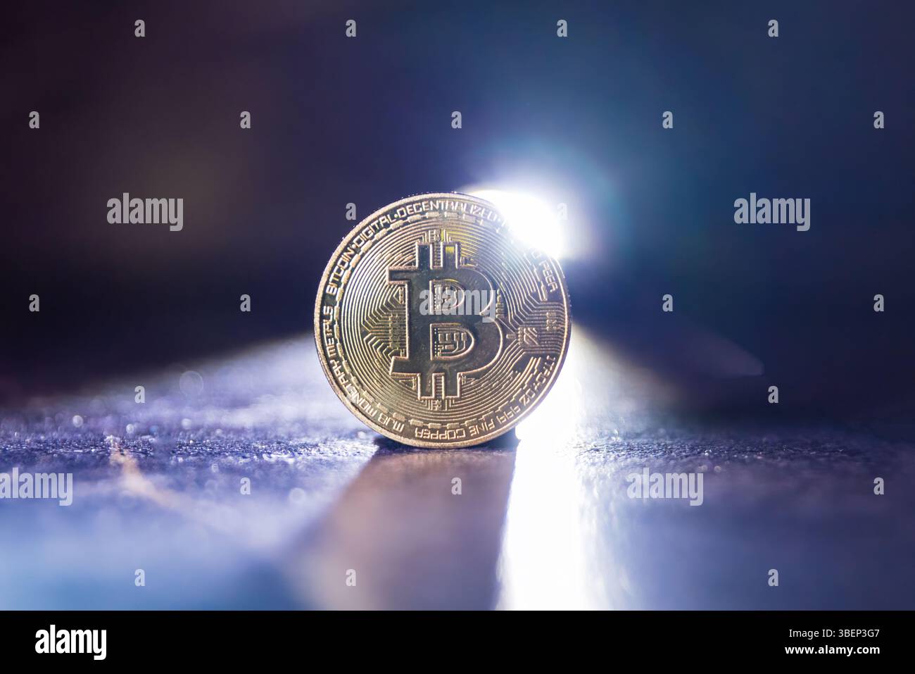 Gros plan sur la crypto-monnaie symbolique Bitcoin coin rétroéclairé Banque D'Images