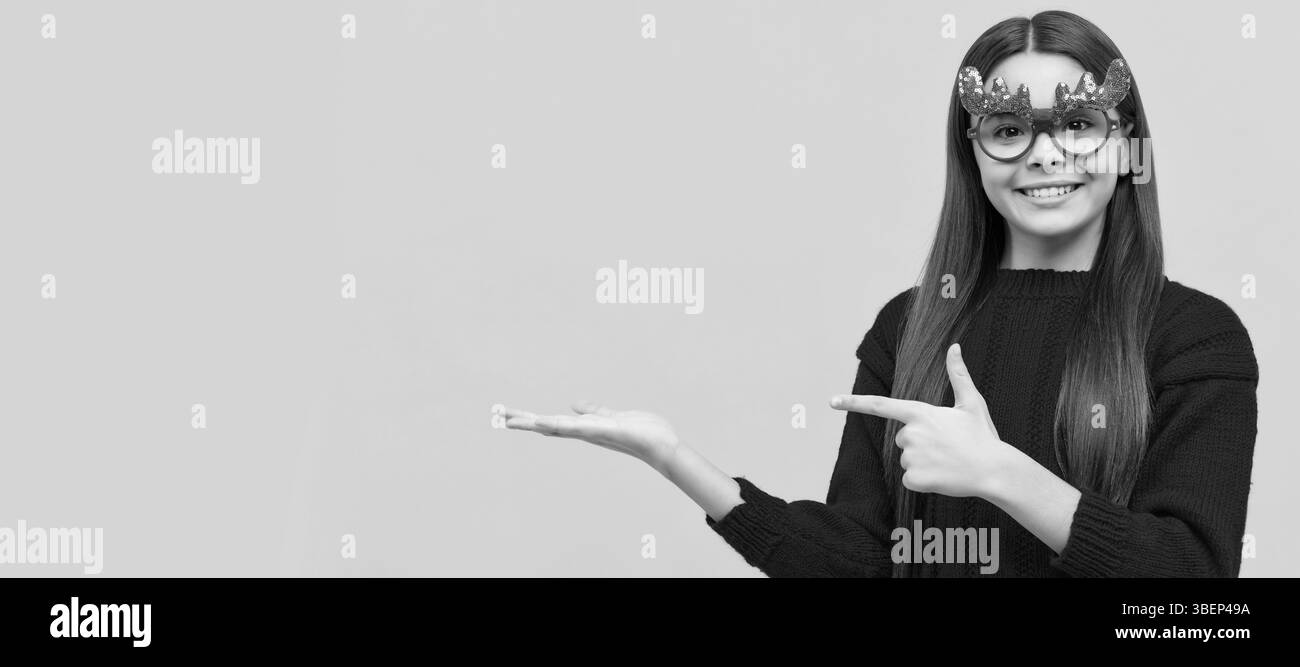 concept d'enfance. copier l'espace. Joyeux Noël. Bonne Année. happy child point finger. Bannière de noël enfant fille, studio enfant hiver portrait Banque D'Images