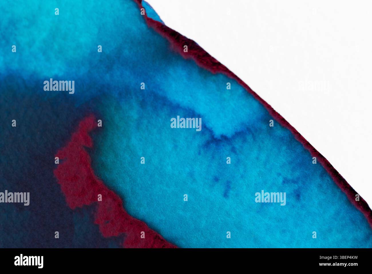 Aquarelle audacieuse et vibrante mélangeant bleus et rouges créant un effet abstrait avec des dégradés doux Banque D'Images