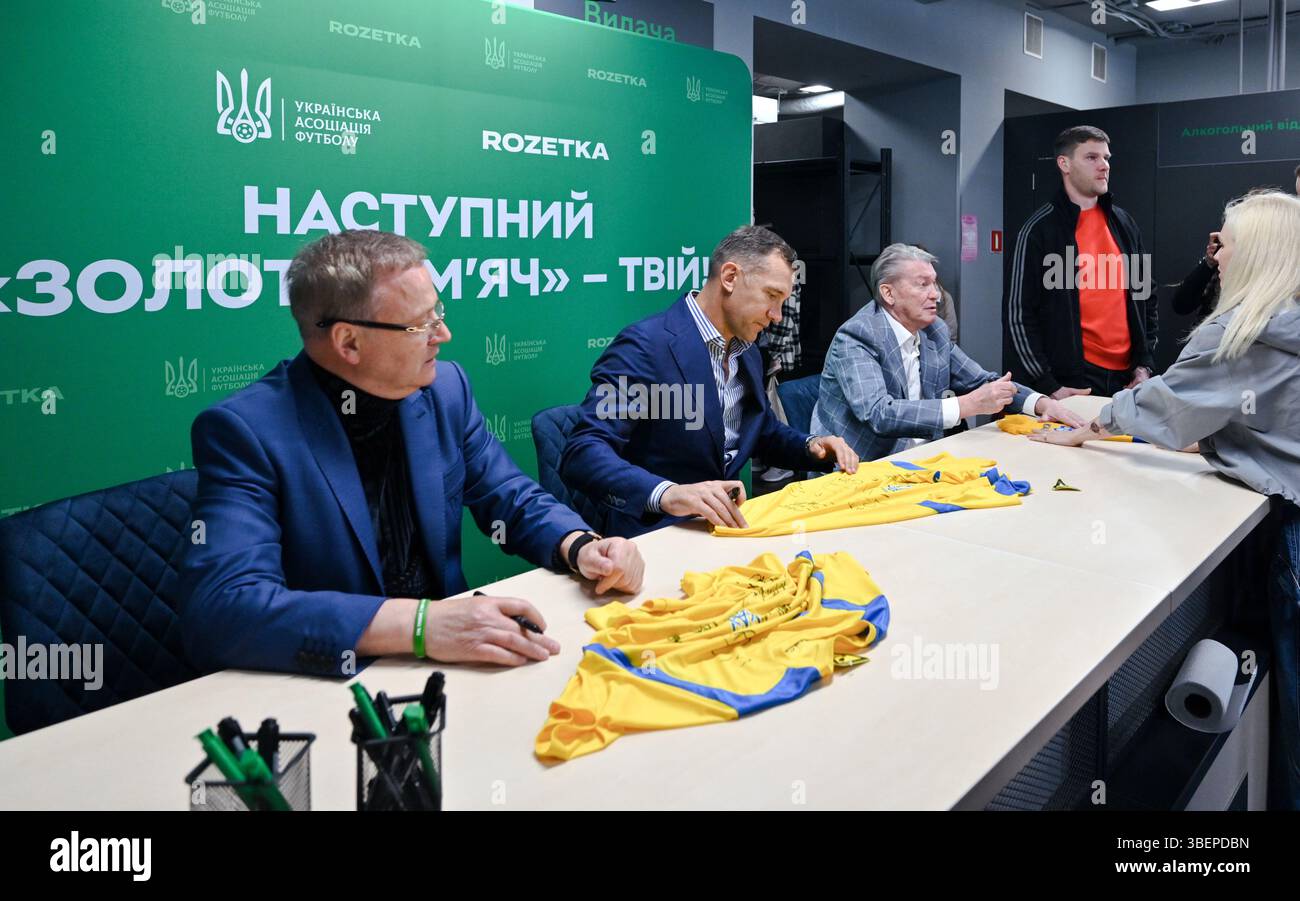 Le footballeur de l’année 1986 Ihor Belanov, président de l’Association ukrainienne de football, le footballeur de l’année 2004 Andrii Shevchenko et le footballeur de l’année 1975 Oleh Blokhin (G à d) sont photographiés lors d’une séance d’autographes dans le cadre de la remise de trois prix ballon d’Or remportés par des footballeurs ukrainiens, Lviv, Ukraine, le 29 mai 2025 (photo d’Anastasiia Smolienko/Ukrinform) Banque D'Images