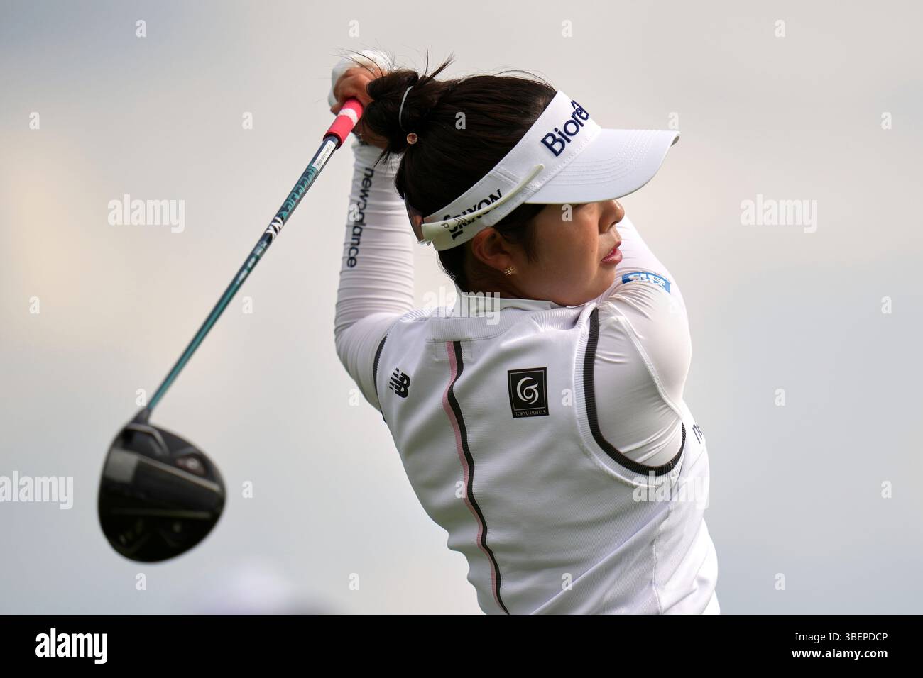 Miyu Yamashita, of Japan, hits from the third tee during the first round of the U.S. Women's Open golf tournament at Erin Hills Thursday, May 29, 2025, in Erin, Wis. (AP Photo/Jeff Roberson) Banque D'Images
