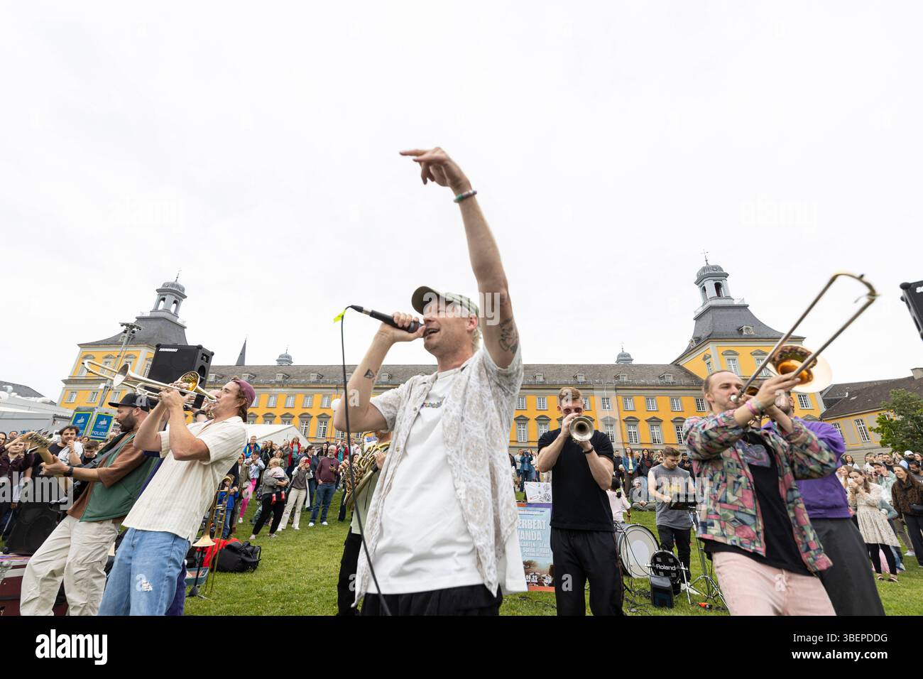 Randälchen mit Querbeat in Bonn 29.05.2025 Geheime Location 2 : Hofgartenwiese vor der Universität Bonn - Die Köln Bonner Brasspop Band rund um den Sänger Jojo BERGER geben an zuvor 4 geheimen Orten Soundsystem Pop Up Live Konzerte. BEI freiem Eintritt. Emplacements des matrices wurden wenige Stunden vorher erst bekannt gegeben. Bonn Innenstadt Nordrhein-Westfalen Deutschland *** Randälchen avec Querbeat à Bonn 29 05 2025 lieu secret 2 Hofgartenwiese devant l'Université de Bonn le groupe Brasspop Cologne Bonn autour du chanteur Jojo BERGER donne des concerts en direct dans 4 lieux secrets auparavant son Banque D'Images