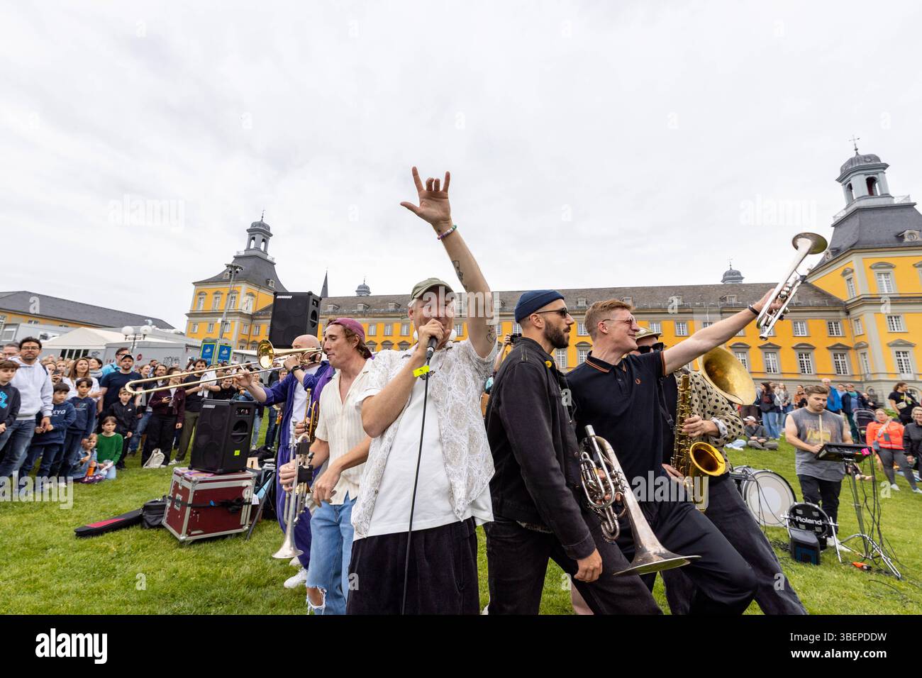 Randälchen mit Querbeat in Bonn 29.05.2025 Geheime Location 2 : Hofgartenwiese vor der Universität Bonn - Die Köln Bonner Brasspop Band rund um den Sänger Jojo BERGER geben an zuvor 4 geheimen Orten Soundsystem Pop Up Live Konzerte. BEI freiem Eintritt. Emplacements des matrices wurden wenige Stunden vorher erst bekannt gegeben. Bonn Innenstadt Nordrhein-Westfalen Deutschland *** Randälchen avec Querbeat à Bonn 29 05 2025 lieu secret 2 Hofgartenwiese devant l'Université de Bonn le groupe Brasspop Cologne Bonn autour du chanteur Jojo BERGER donne des concerts en direct dans 4 lieux secrets auparavant son Banque D'Images