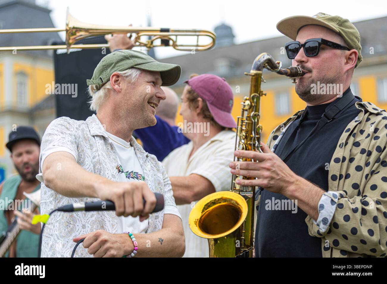 Randälchen mit Querbeat in Bonn 29.05.2025 Geheime Location 2 : Hofgartenwiese vor der Universität Bonn - Die Köln Bonner Brasspop Band rund um den Sänger Jojo BERGER geben an zuvor 4 geheimen Orten Soundsystem Pop Up Live Konzerte. BEI freiem Eintritt. Emplacements des matrices wurden wenige Stunden vorher erst bekannt gegeben. Bonn Innenstadt Nordrhein-Westfalen Deutschland *** Randälchen avec Querbeat à Bonn 29 05 2025 lieu secret 2 Hofgartenwiese devant l'Université de Bonn le groupe Brasspop Cologne Bonn autour du chanteur Jojo BERGER donne des concerts en direct dans 4 lieux secrets auparavant son Banque D'Images