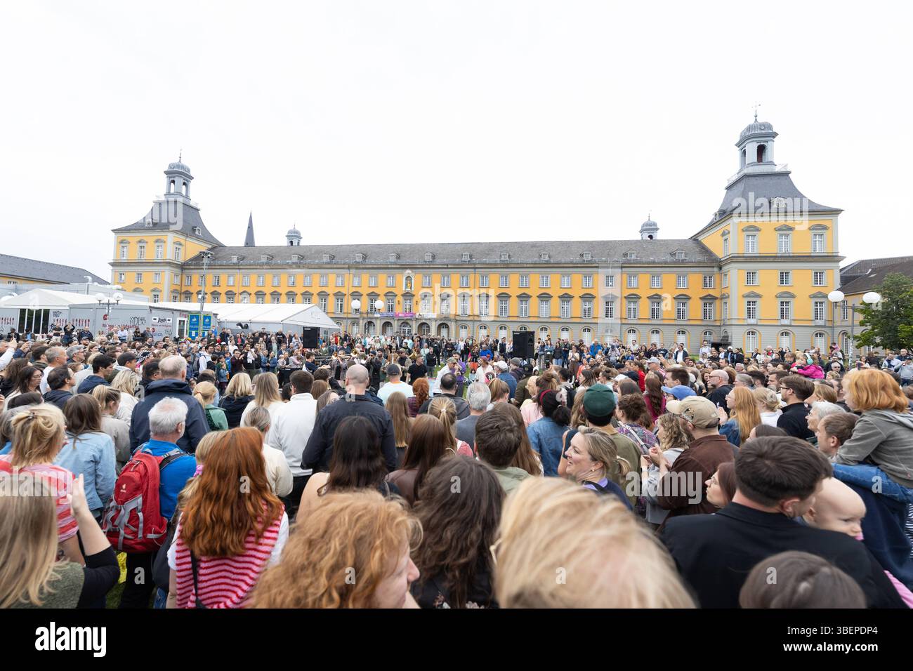 Randälchen mit Querbeat in Bonn 29.05.2025 Geheime Location 2 : Hofgartenwiese vor der Universität Bonn - Die Köln Bonner Brasspop Band rund um den Sänger Jojo BERGER geben an zuvor 4 geheimen Orten Soundsystem Pop Up Live Konzerte. BEI freiem Eintritt. Emplacements des matrices wurden wenige Stunden vorher erst bekannt gegeben. Bonn Innenstadt Nordrhein-Westfalen Deutschland *** Randälchen avec Querbeat à Bonn 29 05 2025 lieu secret 2 Hofgartenwiese devant l'Université de Bonn le groupe Brasspop Cologne Bonn autour du chanteur Jojo BERGER donne des concerts en direct dans 4 lieux secrets auparavant son Banque D'Images