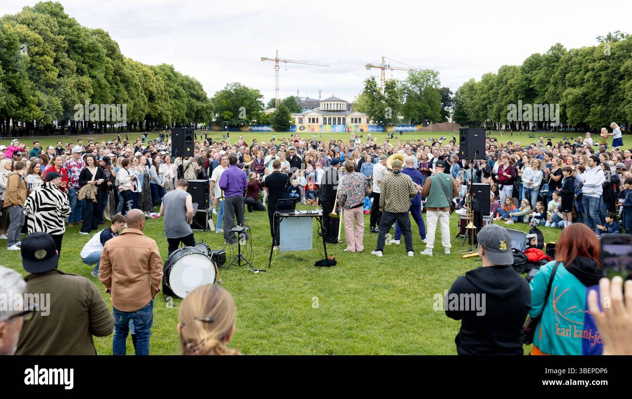 Randälchen mit Querbeat in Bonn 29.05.2025 Geheime Location 2 : Hofgartenwiese vor der Universität Bonn - Die Köln Bonner Brasspop Band rund um den Sänger Jojo BERGER geben an zuvor 4 geheimen Orten Soundsystem Pop Up Live Konzerte. BEI freiem Eintritt. Emplacements des matrices wurden wenige Stunden vorher erst bekannt gegeben. Bonn Innenstadt Nordrhein-Westfalen Deutschland *** Randälchen avec Querbeat à Bonn 29 05 2025 lieu secret 2 Hofgartenwiese devant l'Université de Bonn le groupe Brasspop Cologne Bonn autour du chanteur Jojo BERGER donne des concerts en direct dans 4 lieux secrets auparavant son Banque D'Images