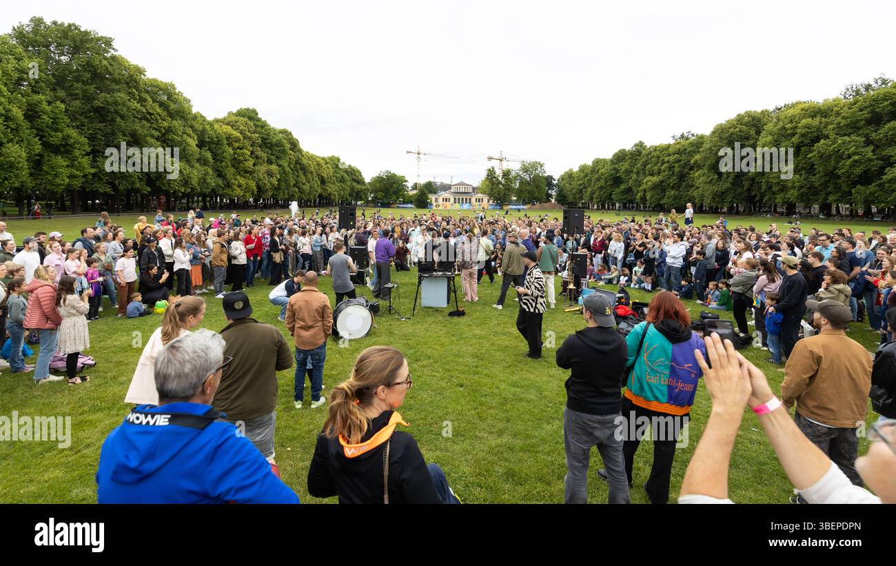 Randälchen mit Querbeat in Bonn 29.05.2025 Geheime Location 2 : Hofgartenwiese vor der Universität Bonn - Die Köln Bonner Brasspop Band rund um den Sänger Jojo BERGER geben an zuvor 4 geheimen Orten Soundsystem Pop Up Live Konzerte. BEI freiem Eintritt. Emplacements des matrices wurden wenige Stunden vorher erst bekannt gegeben. Bonn Innenstadt Nordrhein-Westfalen Deutschland *** Randälchen avec Querbeat à Bonn 29 05 2025 lieu secret 2 Hofgartenwiese devant l'Université de Bonn le groupe Brasspop Cologne Bonn autour du chanteur Jojo BERGER donne des concerts en direct dans 4 lieux secrets auparavant son Banque D'Images