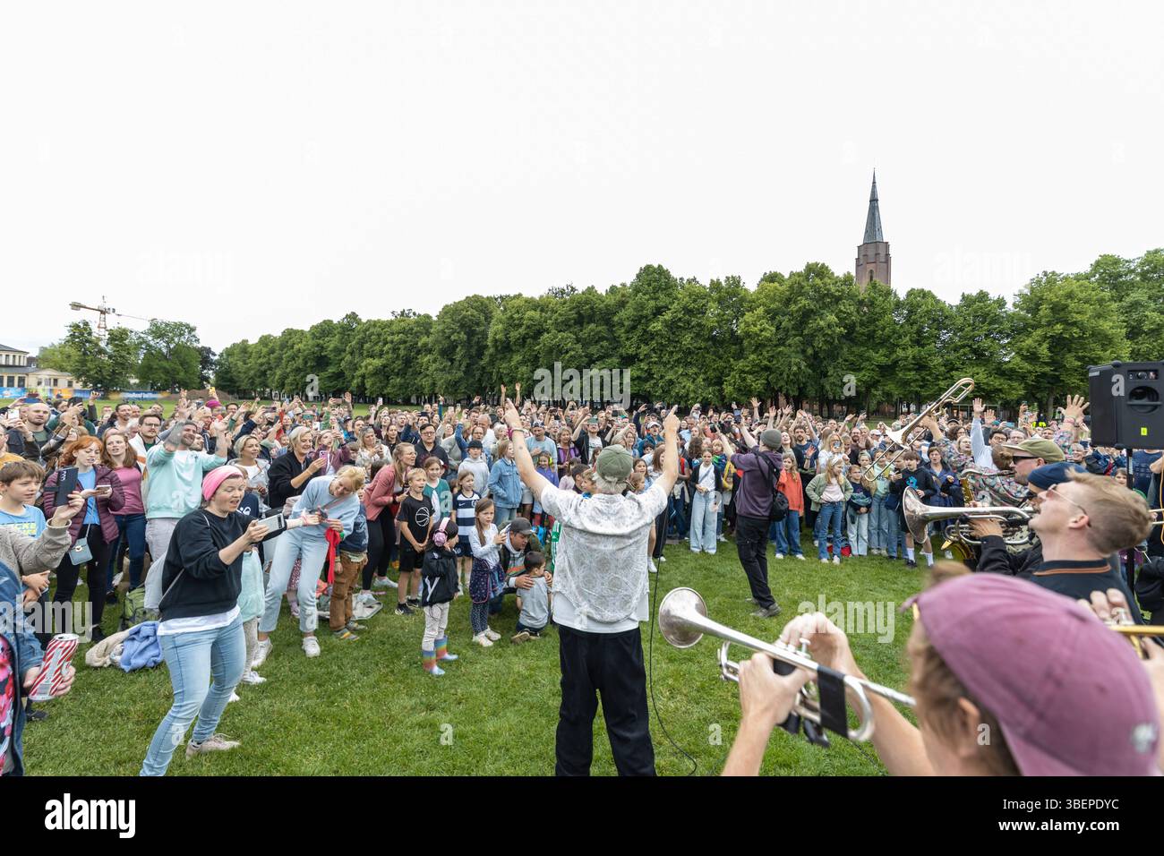 Randälchen mit Querbeat in Bonn 29.05.2025 Geheime Location 2 : Hofgartenwiese vor der Universität Bonn - Die Köln Bonner Brasspop Band rund um den Sänger Jojo BERGER geben an zuvor 4 geheimen Orten Soundsystem Pop Up Live Konzerte. BEI freiem Eintritt. Emplacements des matrices wurden wenige Stunden vorher erst bekannt gegeben. Bonn Innenstadt Nordrhein-Westfalen Deutschland *** Randälchen avec Querbeat à Bonn 29 05 2025 lieu secret 2 Hofgartenwiese devant l'Université de Bonn le groupe Brasspop Cologne Bonn autour du chanteur Jojo BERGER donne des concerts en direct dans 4 lieux secrets auparavant son Banque D'Images