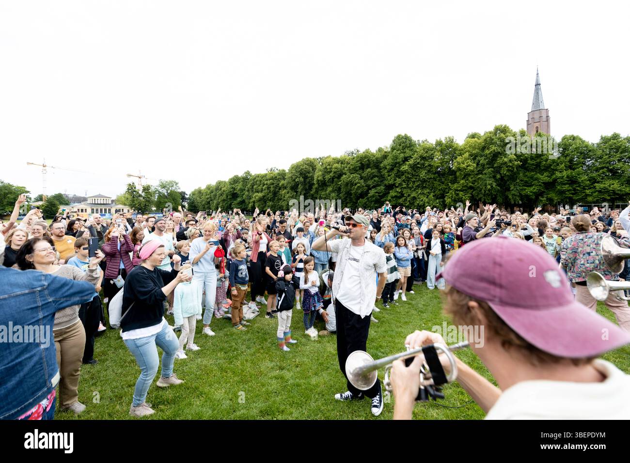 Randälchen mit Querbeat in Bonn 29.05.2025 Geheime Location 2 : Hofgartenwiese vor der Universität Bonn - Die Köln Bonner Brasspop Band rund um den Sänger Jojo BERGER geben an zuvor 4 geheimen Orten Soundsystem Pop Up Live Konzerte. BEI freiem Eintritt. Emplacements des matrices wurden wenige Stunden vorher erst bekannt gegeben. Bonn Innenstadt Nordrhein-Westfalen Deutschland *** Randälchen avec Querbeat à Bonn 29 05 2025 lieu secret 2 Hofgartenwiese devant l'Université de Bonn le groupe Brasspop Cologne Bonn autour du chanteur Jojo BERGER donne des concerts en direct dans 4 lieux secrets auparavant son Banque D'Images