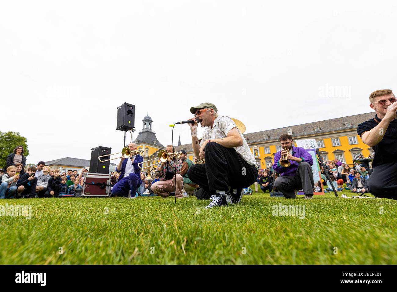 Randälchen mit Querbeat in Bonn 29.05.2025 Geheime Location 2 : Hofgartenwiese vor der Universität Bonn - Die Köln Bonner Brasspop Band rund um den Sänger Jojo BERGER geben an zuvor 4 geheimen Orten Soundsystem Pop Up Live Konzerte. BEI freiem Eintritt. Emplacements des matrices wurden wenige Stunden vorher erst bekannt gegeben. Bonn Innenstadt Nordrhein-Westfalen Deutschland *** Randälchen avec Querbeat à Bonn 29 05 2025 lieu secret 2 Hofgartenwiese devant l'Université de Bonn le groupe Brasspop Cologne Bonn autour du chanteur Jojo BERGER donne des concerts en direct dans 4 lieux secrets auparavant son Banque D'Images