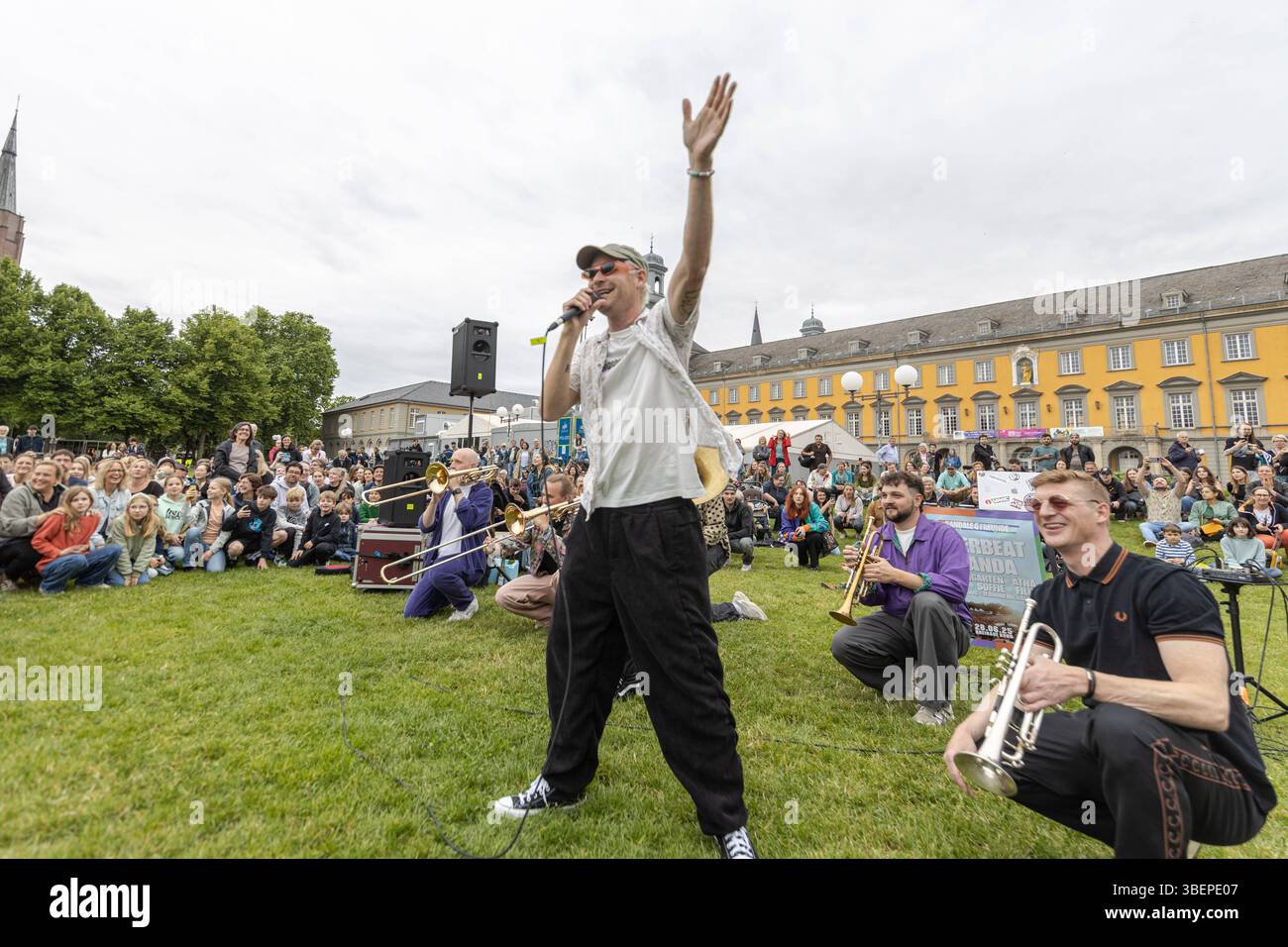 Randälchen mit Querbeat in Bonn 29.05.2025 Geheime Location 2 : Hofgartenwiese vor der Universität Bonn - Die Köln Bonner Brasspop Band rund um den Sänger Jojo BERGER geben an zuvor 4 geheimen Orten Soundsystem Pop Up Live Konzerte. BEI freiem Eintritt. Emplacements des matrices wurden wenige Stunden vorher erst bekannt gegeben. Bonn Innenstadt Nordrhein-Westfalen Deutschland *** Randälchen avec Querbeat à Bonn 29 05 2025 lieu secret 2 Hofgartenwiese devant l'Université de Bonn le groupe Brasspop Cologne Bonn autour du chanteur Jojo BERGER donne des concerts en direct dans 4 lieux secrets auparavant son Banque D'Images