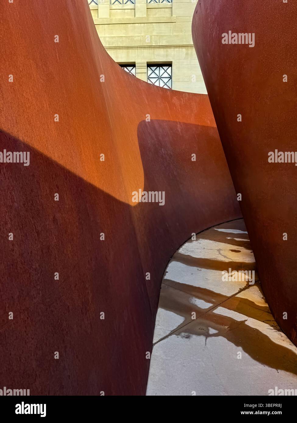 Palo Alto, CA - 02-07-2025 : la sculpture 'Call me Ishmael' de Richard Serra devant le Centre Iris et B. Gerald Cantor pour les arts visuels à Stanf Banque D'Images