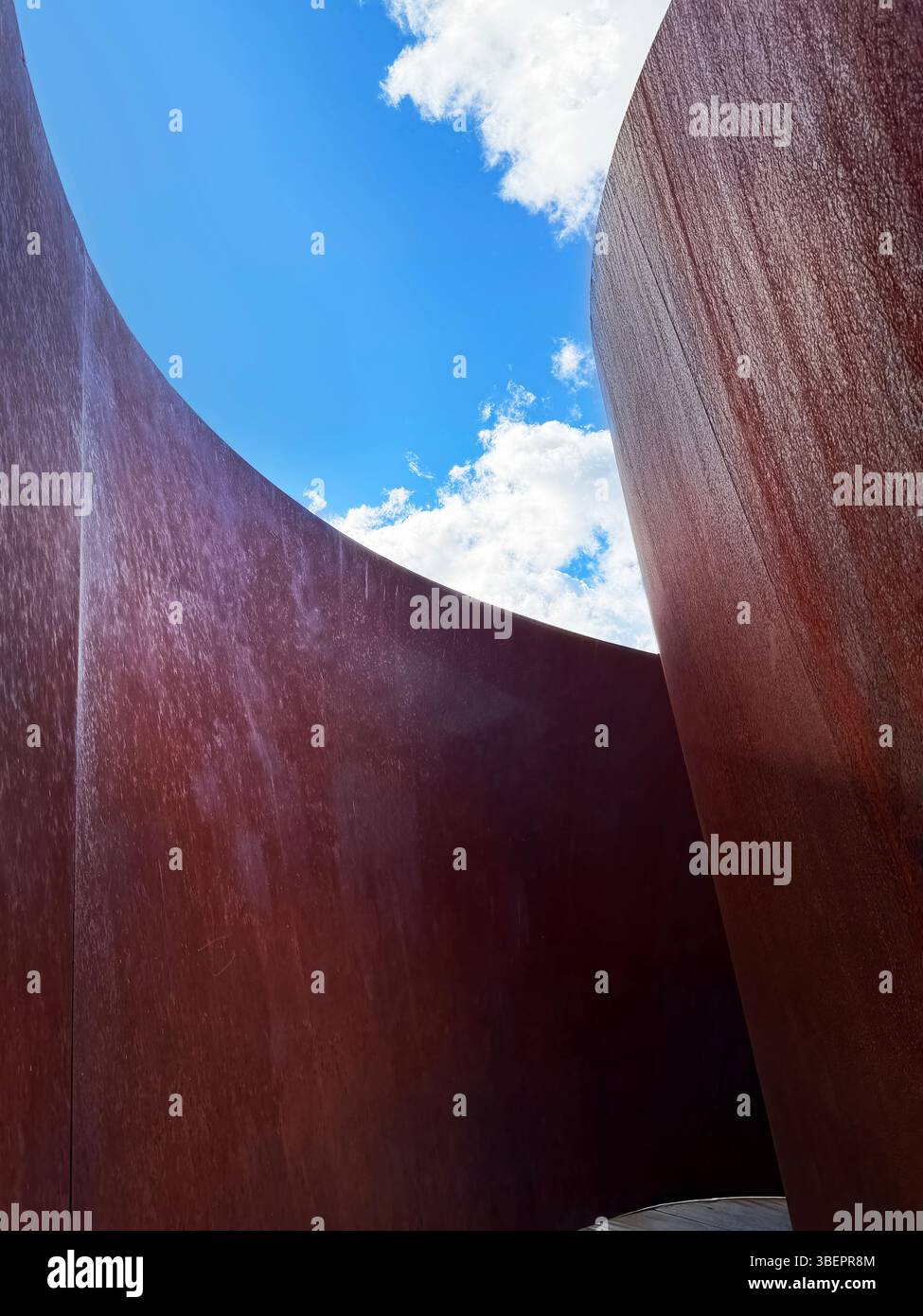 Palo Alto, CA - 02-07-2025 : la sculpture 'Call me Ishmael' de Richard Serra devant le Centre Iris et B. Gerald Cantor pour les arts visuels à Stanf Banque D'Images
