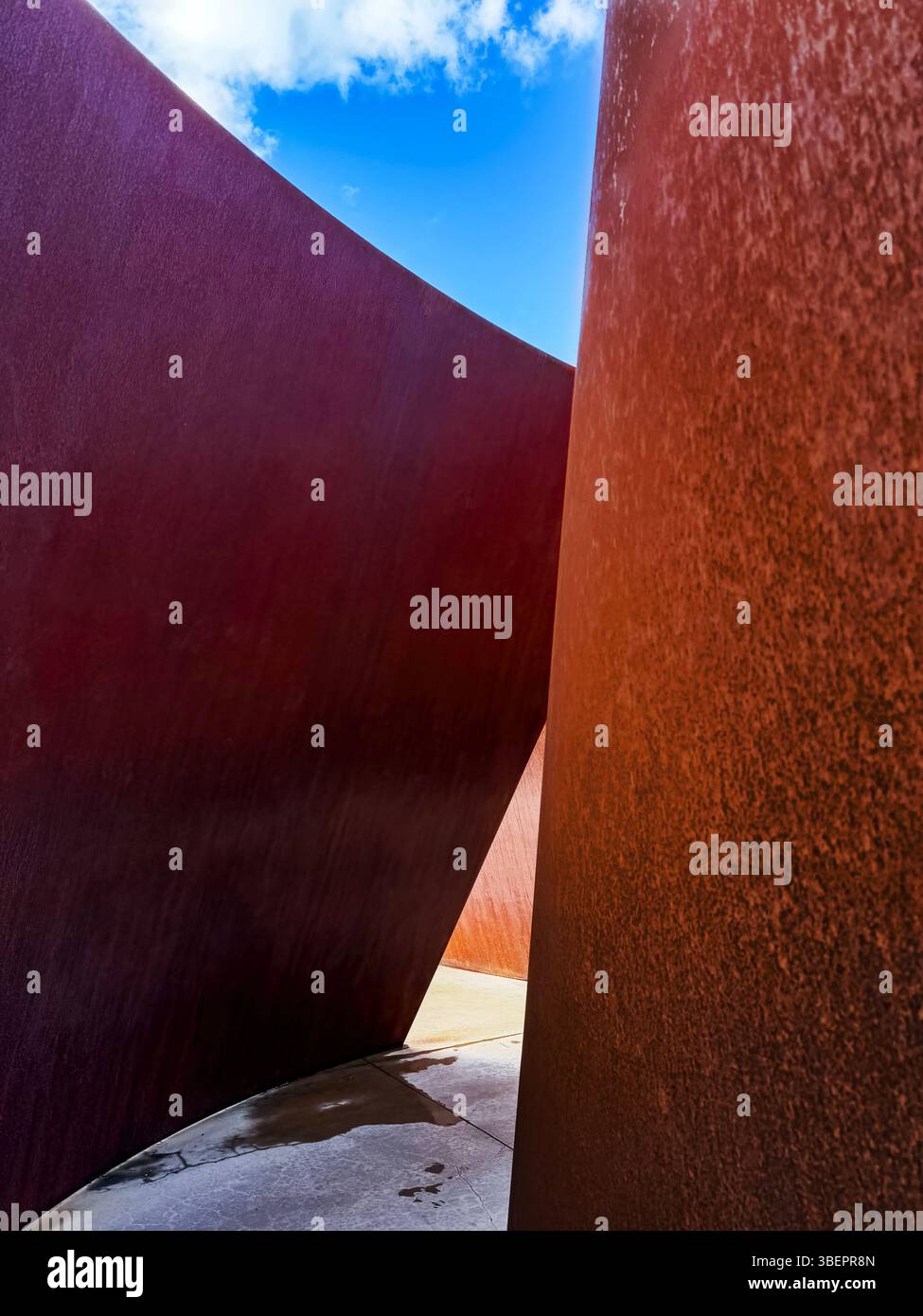 Palo Alto, CA - 02-07-2025 : la sculpture 'Call me Ishmael' de Richard Serra devant le Centre Iris et B. Gerald Cantor pour les arts visuels à Stanf Banque D'Images
