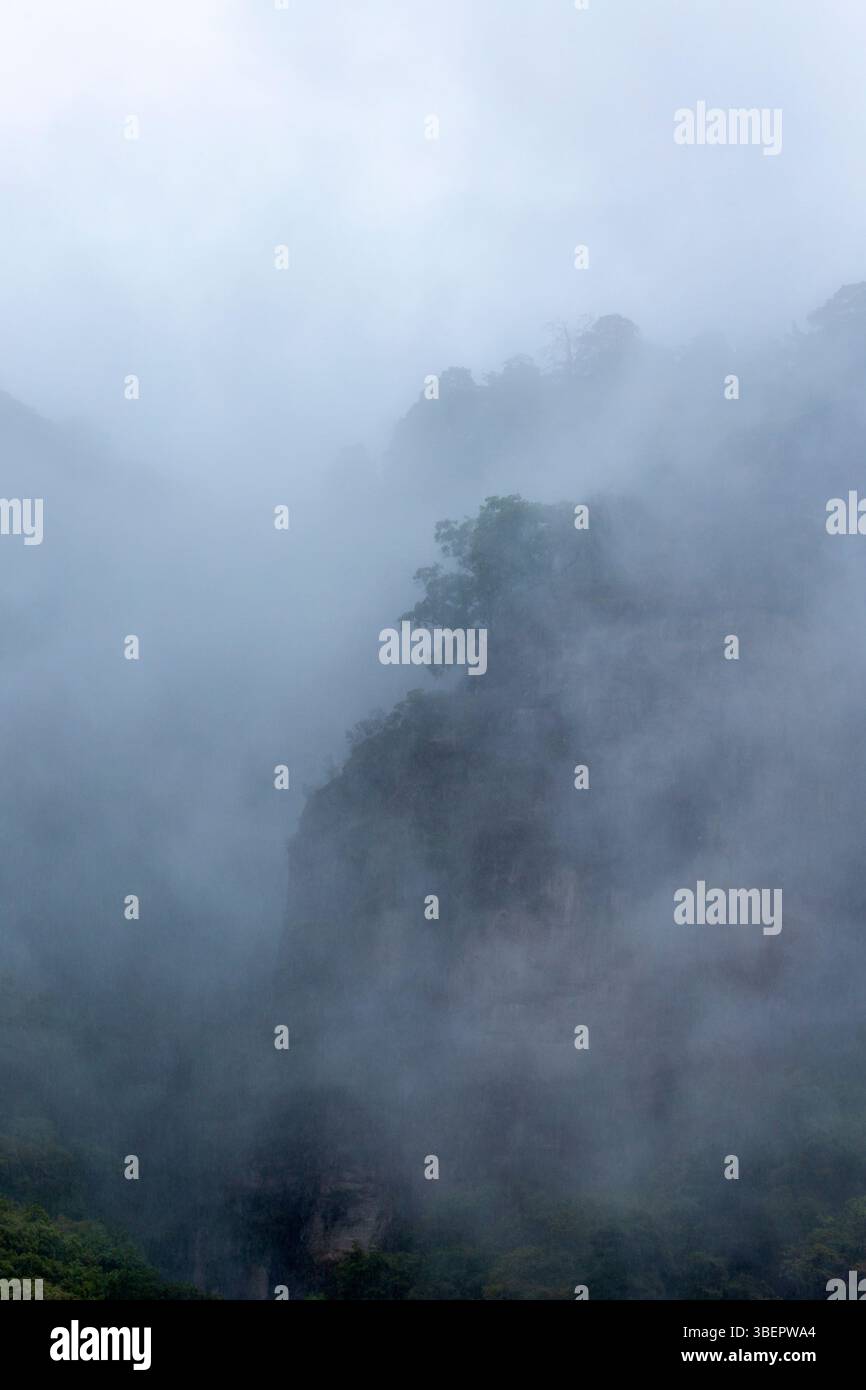 Montagnes brumeuses al El Tepozteco. Amatlán, Morelos, Mexique Banque D'Images