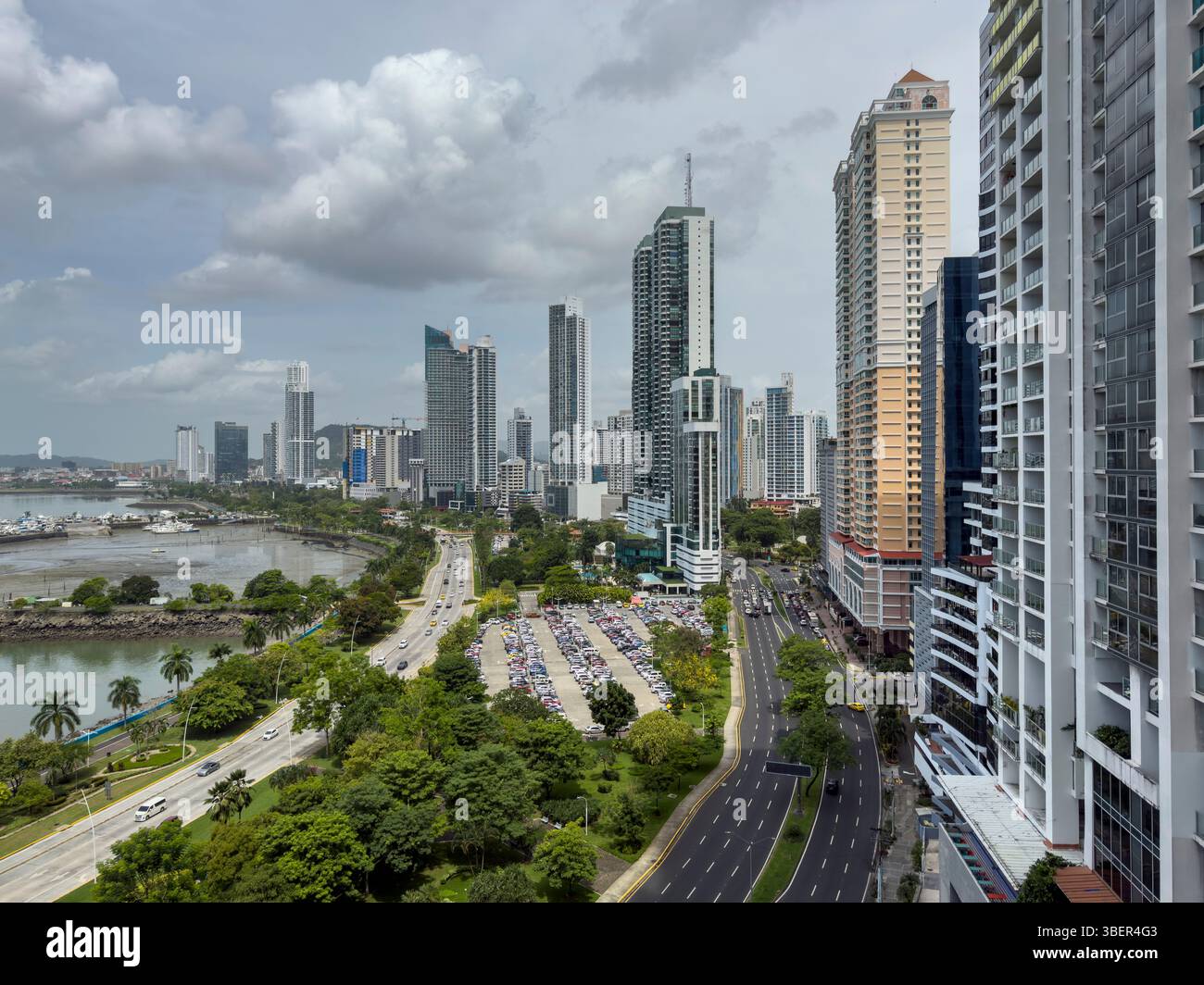 Balboa Avenue et Panama City gratte-ciel tôt le matin - Panama City, Panama. Amérique centrale - photo stock Banque D'Images
