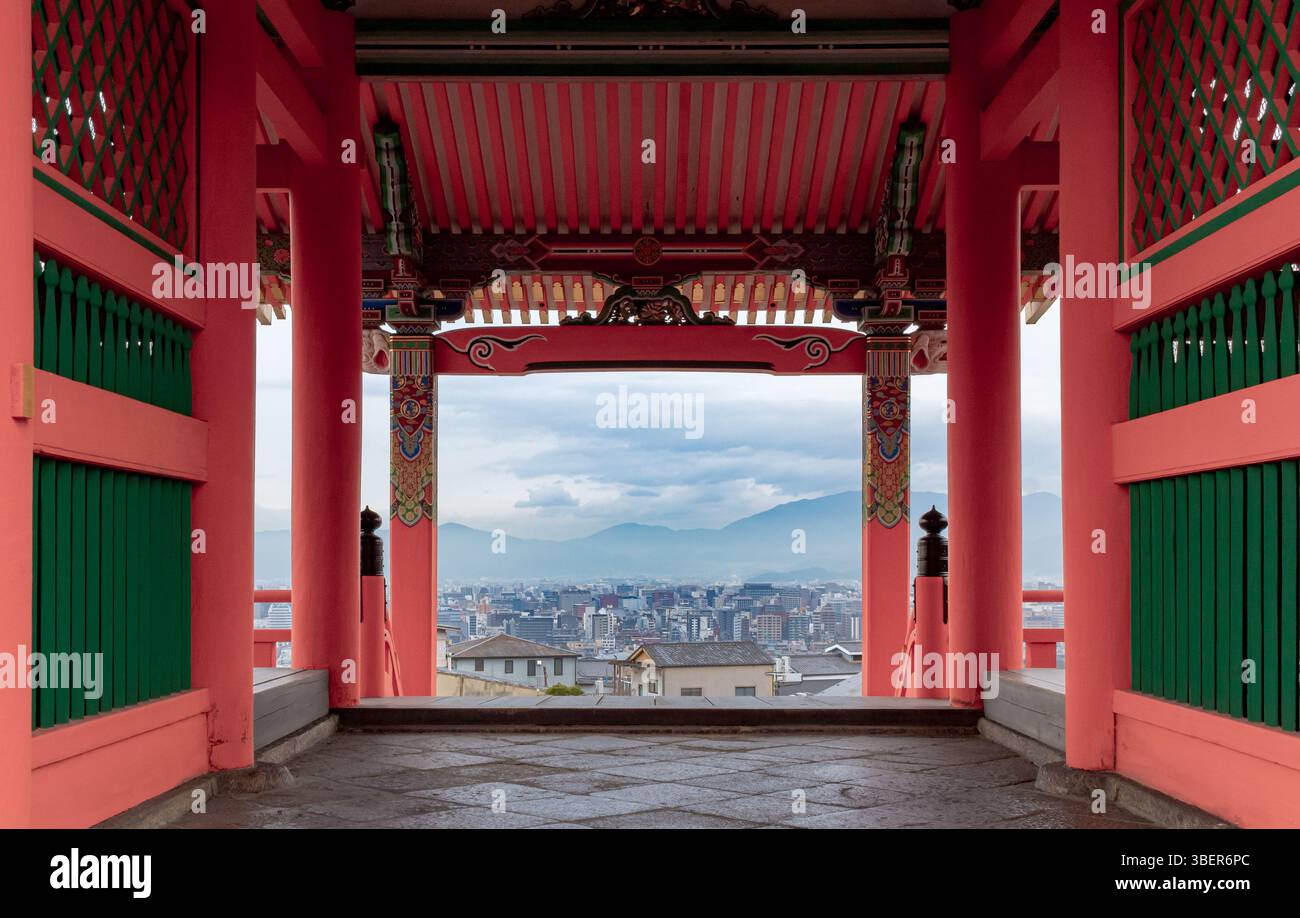 Bâtiment de pagode en bois rouge japonais et architecture bouddhiste traditionnelle avec vue sur la ville de Kyoto au temple du bouddhisme Kiyomizu-dera Banque D'Images