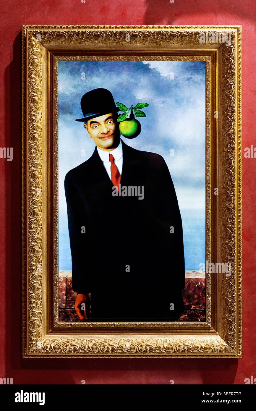Une parodie d'une peinture de René Magritte nommée 'le fils de l'homme' mettant en vedette Rowan Atkinson au Musée des célébrités de la ville de Tachkent, en Ouzbékistan Banque D'Images