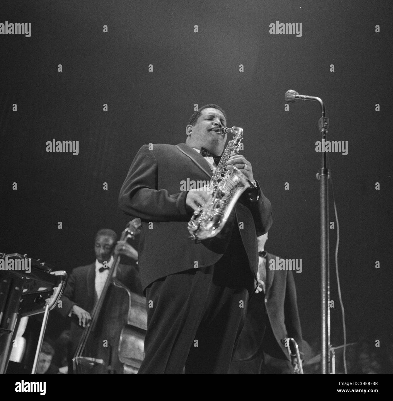 8 avril 1961, Amsterdam pays-Bas. Musicien de jazz Cannonball Adderley au saxophone, son Quintet donne concert nocturne au Concertgebouw d'Amsterdam. Dans le fond bassiste Sam Jones . Photographie d'archives de musiciens de jazz américains. Source : Nationaal Archief Banque D'Images