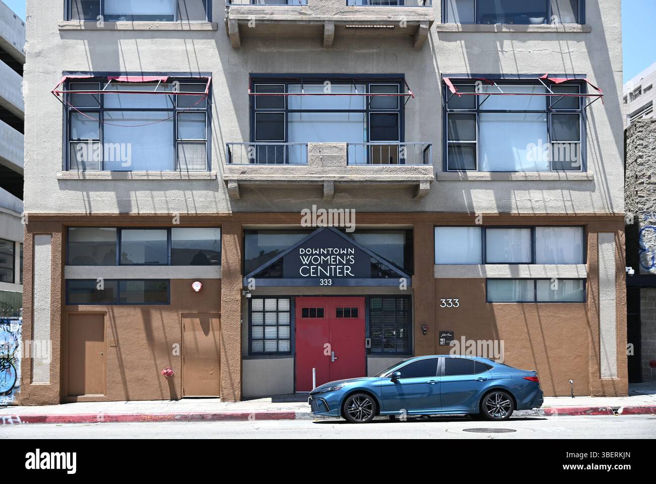 LOS ANGELES, CALIFORNIE - 19 MAI 2025 : le bâtiment du Downtown Womens Center au 333 Los Angeles Street dans le quartier Skid Row du centre-ville de Los Angeles. Banque D'Images