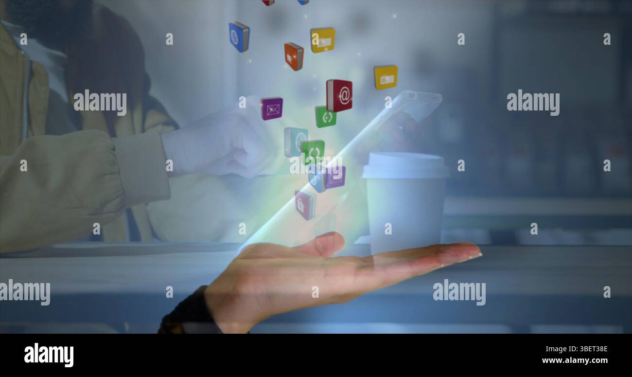 Image d'icônes de médias sociaux tombant au-dessus des femmes utilisant la tablette Banque D'Images