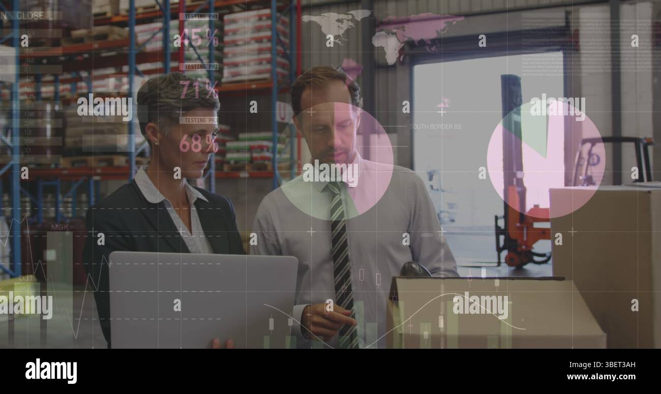 Image du traitement des données sur les travailleurs caucasiens parlant Banque D'Images